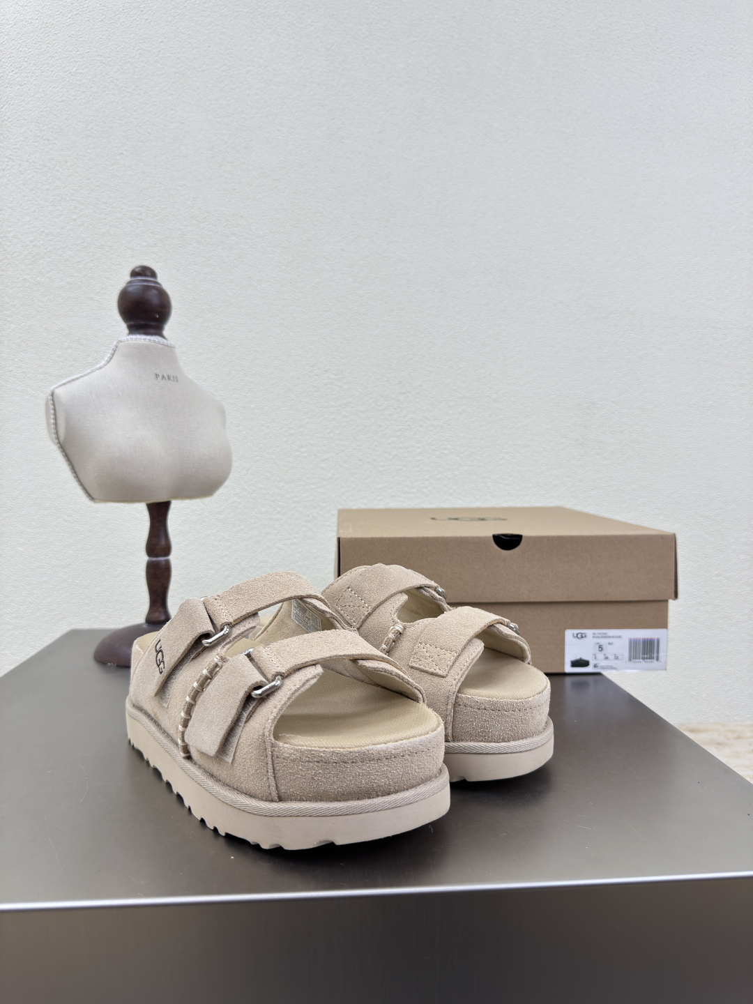 “UGS Sandals: Stylish Comfort with Fun Details for Citywalk” - 图片 3
