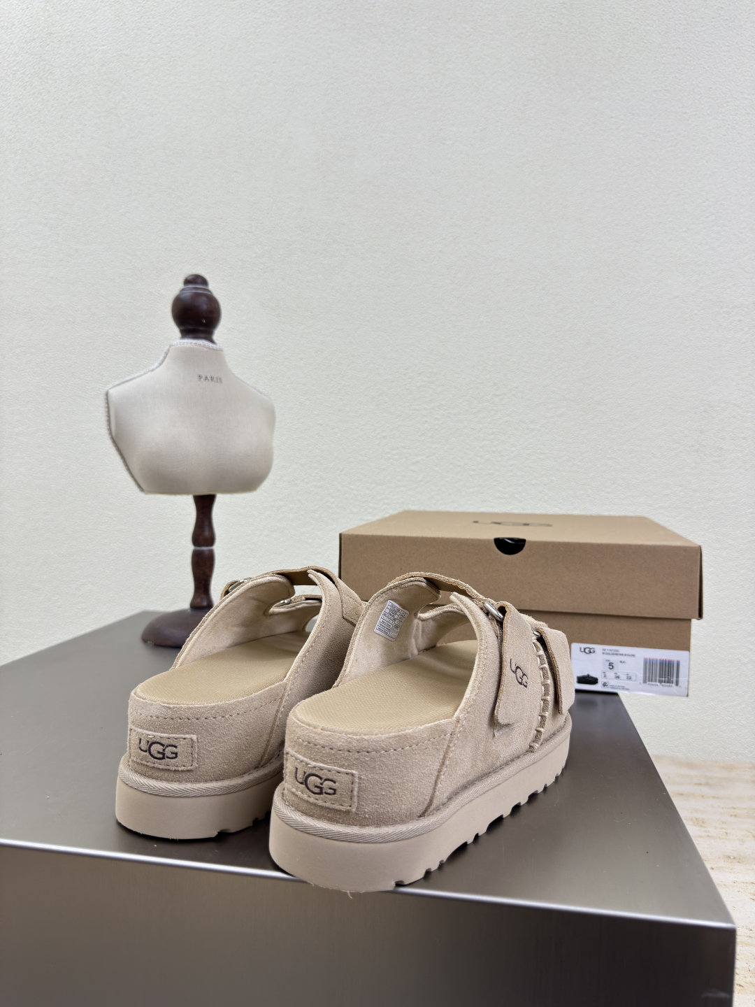 “UGS Sandals: Stylish Comfort with Fun Details for Citywalk” - 图片 9