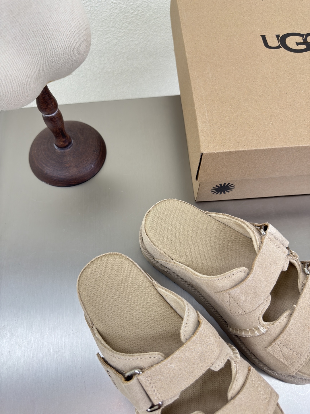 “UGS Sandals: Stylish Comfort with Fun Details for Citywalk” - 图片 2