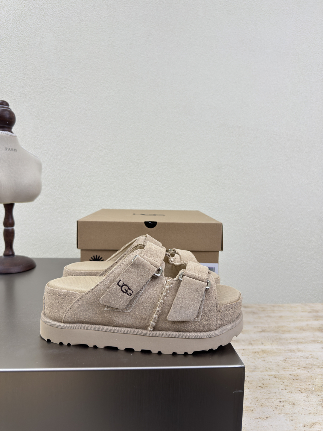 “UGS Sandals: Stylish Comfort with Fun Details for Citywalk” - 图片 8
