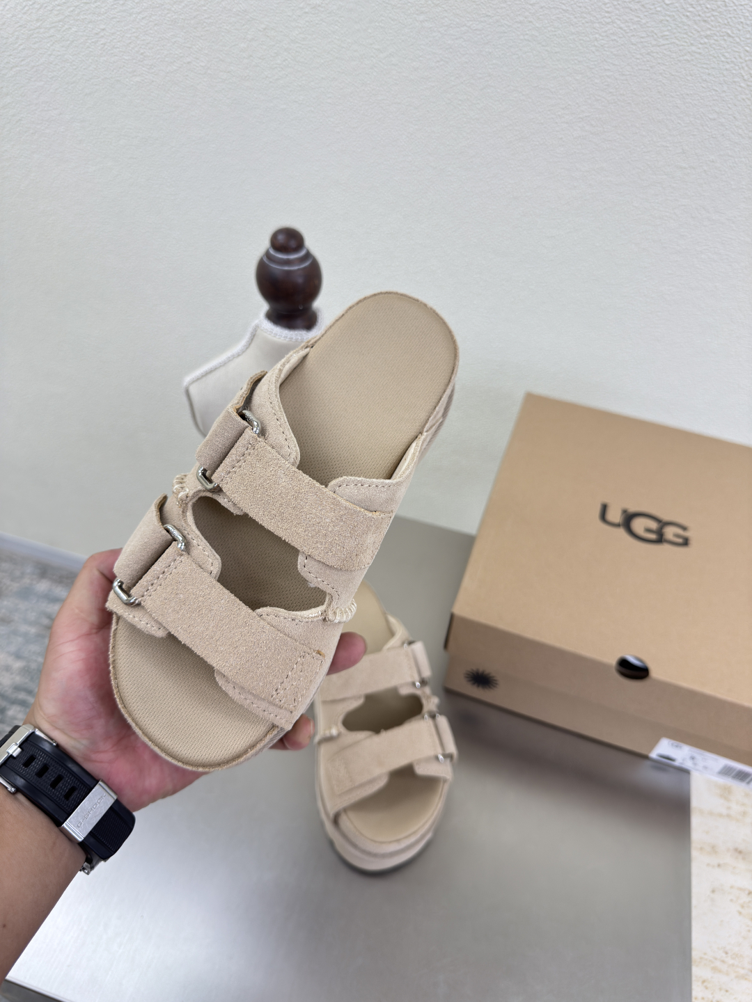 “UGS Sandals: Stylish Comfort with Fun Details for Citywalk” - 图片 6