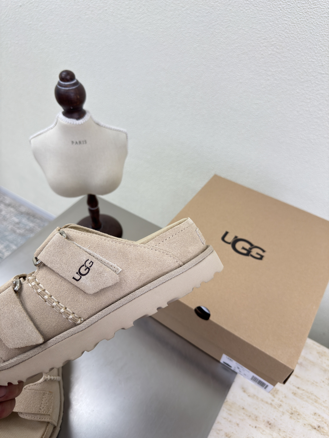 “UGS Sandals: Stylish Comfort with Fun Details for Citywalk” - 图片 4