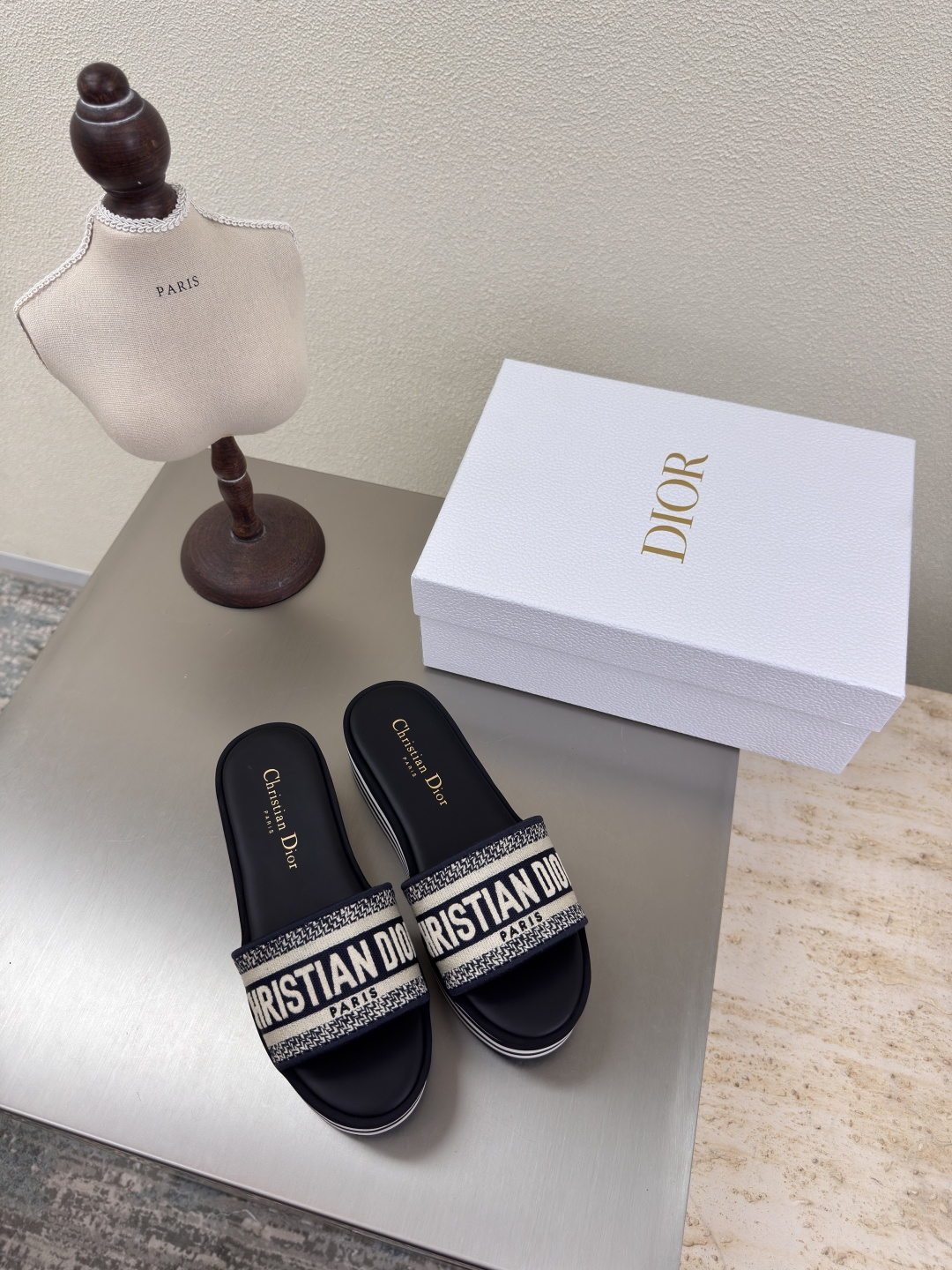 NO:408520,Dior Thick-soled slippers 25 high-quality airplane box highest version Striped outsole Logo texture upgraded to the ultimate foot feeling Super beauty This year's essential fashion items D-DOLL series classic pearl accessories are fashionable and versatile, full of girlishness, and more joyful. Classic hand-embroidered series Integrated outsole Printed with brand logo, with a little bit of decoration. Sheepskin footbed and inner color choice Italian original outsole Gilded Size 34 35 36 37 38 39 40 41 42 (34 40 41 42 Customized Size Count) With original packaging, slippers, dior, dior, slippers, sheepskin19860909Dior 迪奥 厚底拖鞋 25 高品 飞机盒 最高版本 条纹大底 logo质感满满 鞋型升级到极致脚感 超级美 今年必不可少的时尚单品 D-DOLL系列经典珍珠配饰时髦又百搭,少女感十足 欣喜不止一点点 经典手工刺绣系列  一体成型大底  印有品牌logo,装饰搭配有一点点小时装.  羊皮垫脚和内里  颜色选择 意大利原版大底 鎏金 码数34 35 36 37 38 39 40 41 42 （34 40 41 42定做码数） 配原版包装,拖鞋,dior,dior,slippers,sheepskin,Women's Shoes