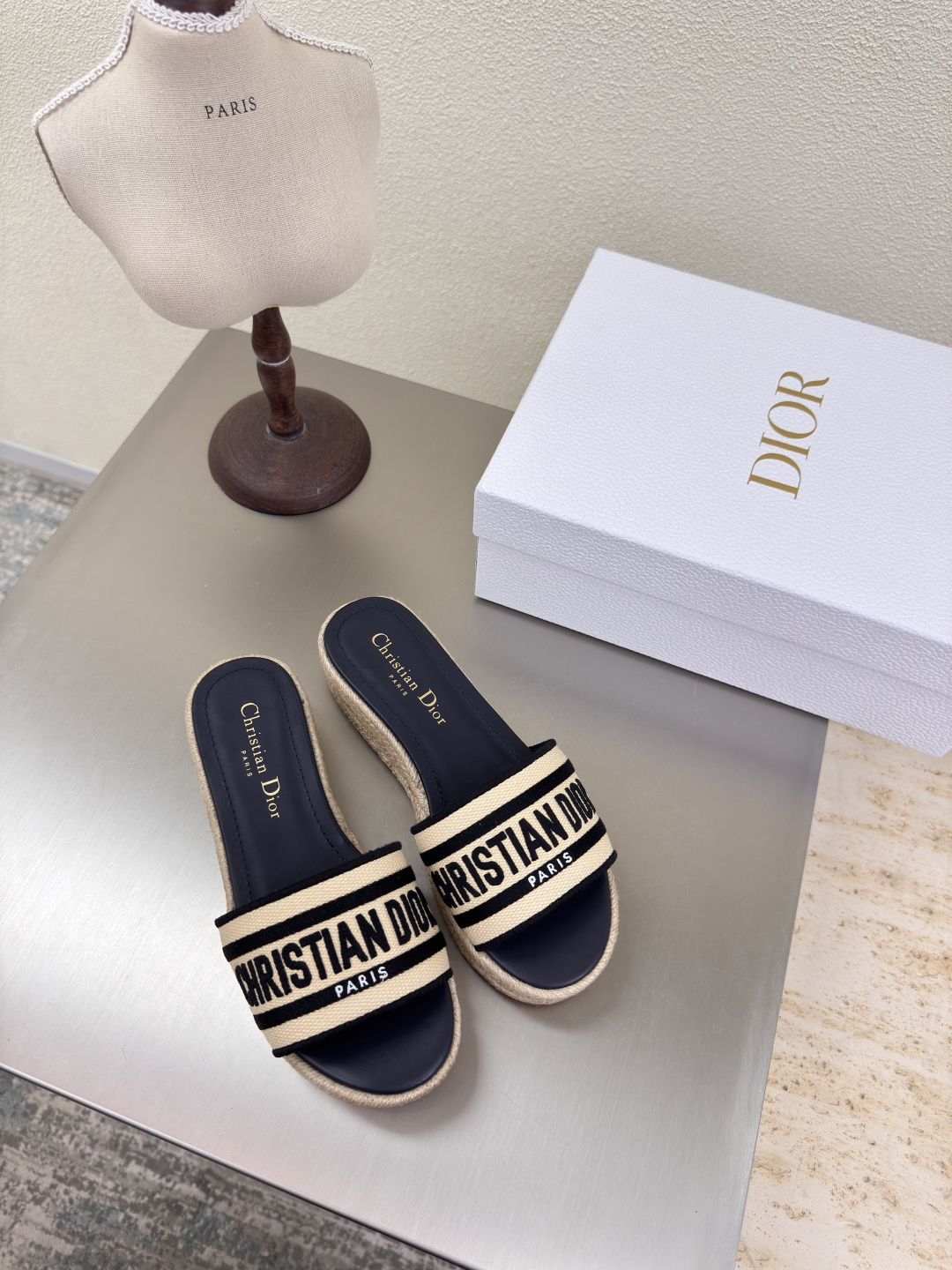 NO:408523,Dior Thick-soled slippers 25 high-quality airplane box highest version Hemp rope outsole logo full of texture, shoe shape upgraded to the ultimate foot feeling, super beauty, indispensable fashion items this year D-DOLL series classic pearl accessories fashionable and versatile, full of girlishness, more joyful, classic hand-embroidered series, integrated molding outsole printed with brand logo, decoration matched with a little bit of hourly wear. Sheepskin footbed and inner color selection Italian original outsole Gilded Size 34 35 36 37 38 39 40 41 42 (34 40 41 42 Customized Size Count) With original packaging, slippers, dior, dior, slippers, sheepskin19860909Dior 迪奥 厚底拖鞋 25 高品 飞机盒 最高版本 麻绳大底 logo质感满满 鞋型升级到极致脚感 超级美 今年必不可少的时尚单品 D-DOLL系列经典珍珠配饰时髦又百搭,少女感十足 欣喜不止一点点 经典手工刺绣系列  一体成型大底  印有品牌logo,装饰搭配有一点点小时装.  羊皮垫脚和内里  颜色选择 意大利原版大底 鎏金 码数34 35 36 37 38 39 40 41 42 （34 40 41 42定做码数） 配原版包装,拖鞋,dior,dior,slippers,sheepskin,Women's Shoes