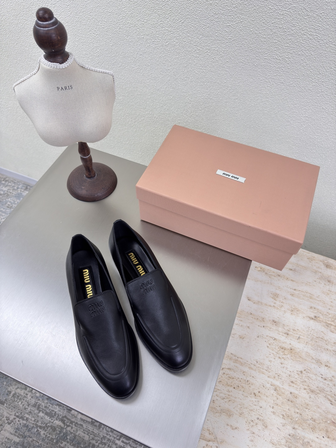 NO:408499,miu'miu 25 new loafers classic black calfskin pair flat design series miu'miu classic comfort production original consistent Italian leather outsole high version fabric calfskin inner sheepskin outsole Italian leather outsole original consistent version design girlish feeling comfortable benchmarking 35 36 37 38 39 40 41 (40 41 size customization) configuration original packaging, loafers, miumiu, loafers, cowhide, sheepskin, Leather soles19860909miu'miu 25新乐福鞋 经典之作 黑色 小牛皮 对版 平底设计 系列 miu'miu 经典舒适 制作  原版一致 意大利真皮大底 高版本  面料 小牛皮  内里 羊皮  大底 意大利真皮大底   原版一致 对版 设计 少女感 舒适  对标对版 35 36 37 38 39 40 41（40 41 码定制） 配置原版包装,乐福鞋,miumiu,loafers,cowhide,sheepskin,Leather soles,Women's Shoes