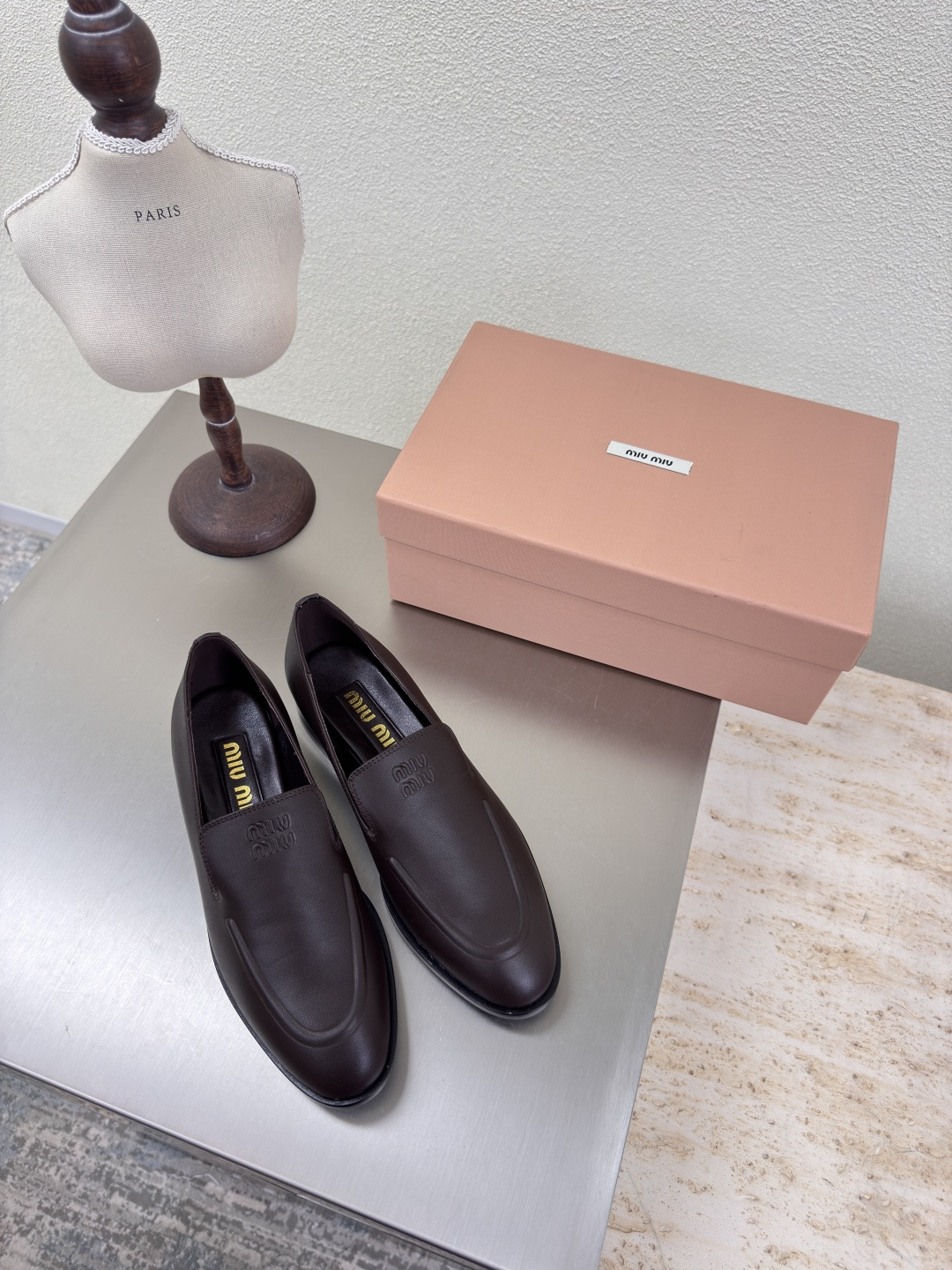 NO:408502,miu'miu 25 new loafers classic chocolate calfskin pair flat design series miu'miu classic comfort production original consistent Italian leather outsole high version fabric calfskin inner sheepskin outsole Italian leather outsole original consistent version design girlish feeling comfortable benchmarking 35 36 37 38 39 40 41 (40 41 size customized) configuration original packaging, loafers, miumiu, loafers, cowhide, sheepskin, Leather soles19860909miu'miu 25新乐福鞋 经典之作 巧克力色 小牛皮 对版 平底设计 系列 miu'miu 经典舒适 制作  原版一致 意大利真皮大底 高版本  面料 小牛皮  内里 羊皮  大底 意大利真皮大底   原版一致 对版 设计 少女感 舒适  对标对版 35 36 37 38 39 40 41（40 41 码定制） 配置原版包装,乐福鞋,miumiu,loafers,cowhide,sheepskin,Leather soles,Women's Shoes