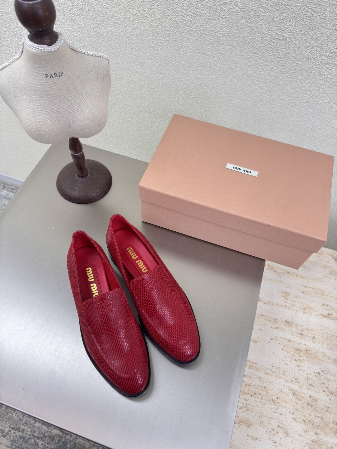 NO:408505,miu'miu 25 new loafers classic red snakeskin texture calfskin pair flat design series miu'miu classic comfort production original consistent Italian leather outsole high version fabric calfskin inner sheepskin outsole Italian leather outsole original consistent version design girlish feeling comfortable benchmarking 35 36 37 38 39 40 41 (40 41 size customized) configuration original packaging, loafers, miumiu, loafers, cowhide, sheepskin, snakeskin, Leather soles19860909miu'miu 25新乐福鞋 经典之作 红色蛇皮纹理 小牛皮 对版 平底设计 系列 miu'miu 经典舒适 制作  原版一致 意大利真皮大底 高版本  面料 小牛皮  内里 羊皮  大底 意大利真皮大底   原版一致 对版 设计 少女感 舒适  对标对版 35 36 37 38 39 40 41（40 41 码定制） 配置原版包装,乐福鞋,miumiu,loafers,cowhide,sheepskin,snakeskin,Leather soles,Women's Shoes