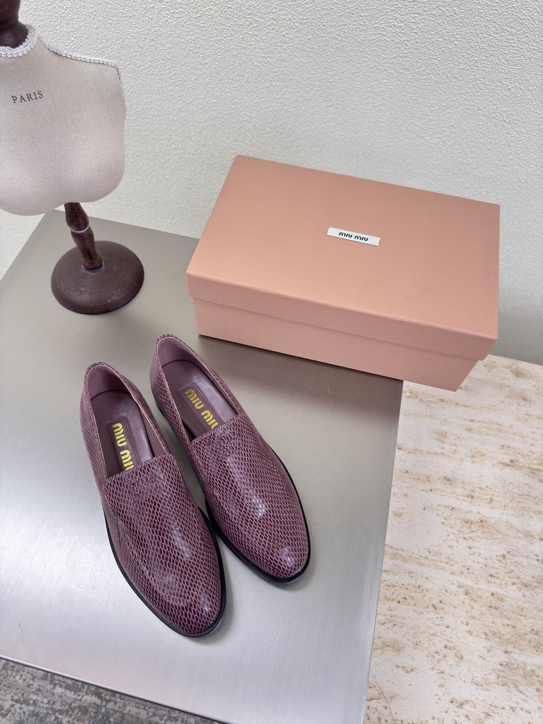 NO:408511,miu'miu 25 new loafers classic pink and purple snakeskin texture calfskin paired flat design series miu'miu classic comfort production original consistent Italian leather outsole high version fabric calfskin inner sheepskin outsole Italian leather outsole original consistent version design girlish feeling comfortable benchmarking 35 36 37 38 39 40 41 (40 41 size customized) configuration original packaging, loafers, miumiu, loafers, cowhide, sheepskin, snakeskin, Leather soles19860909miu'miu 25新乐福鞋 经典之作 粉紫色蛇皮纹理 小牛皮 对版 平底设计 系列 miu'miu 经典舒适 制作  原版一致 意大利真皮大底 高版本  面料 小牛皮  内里 羊皮  大底 意大利真皮大底   原版一致 对版 设计 少女感 舒适  对标对版 35 36 37 38 39 40 41（40 41 码定制） 配置原版包装,乐福鞋,miumiu,loafers,cowhide,sheepskin,snakeskin,Leather soles,Women's Shoes