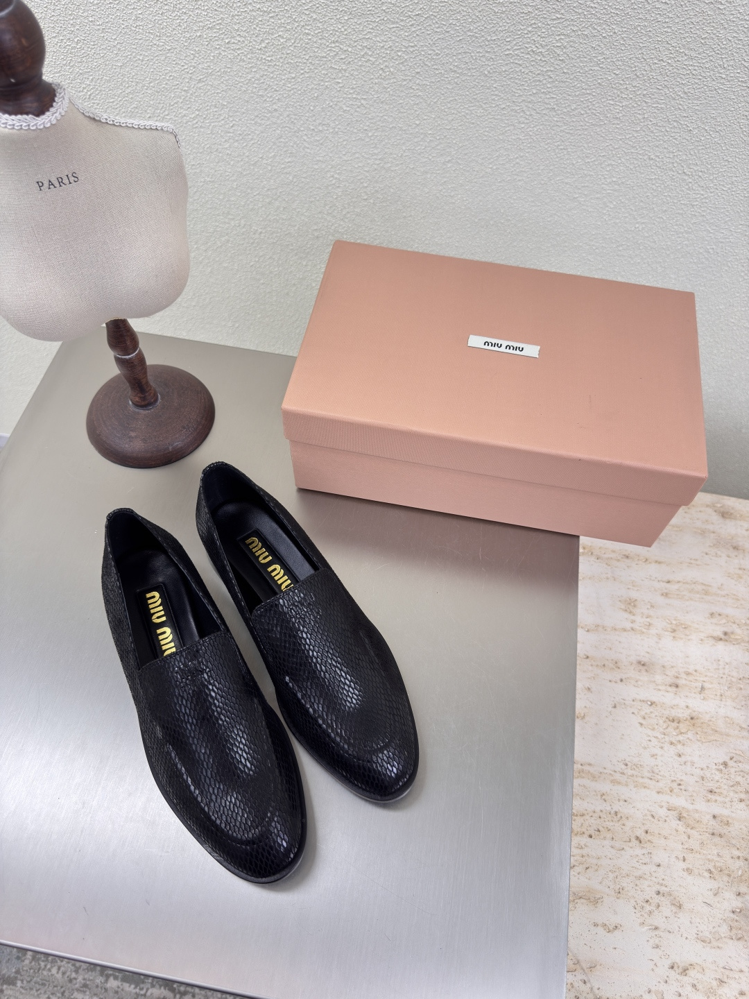 NO:408508,miu'miu 25 new loafers classic black snakeskin texture calfskin pair flat design series miu'miu classic comfort production original consistent Italian leather outsole high version fabric calfskin inner sheepskin outsole Italian leather outsole original consistent version design girlish feeling comfortable benchmarking 35 36 37 38 39 40 41 (40 41 size customization) configuration original packaging, loafers, miumiu, loafers, cowhide, sheepskin, snakeskin, Leather soles19860909miu'miu 25新乐福鞋 经典之作 黑色 蛇皮纹理 小牛皮 对版 平底设计 系列 miu'miu 经典舒适 制作  原版一致 意大利真皮大底 高版本  面料 小牛皮  内里 羊皮  大底 意大利真皮大底   原版一致 对版 设计 少女感 舒适  对标对版 35 36 37 38 39 40 41（40 41 码定制） 配置原版包装,乐福鞋,miumiu,loafers,cowhide,sheepskin,snakeskin,Leather soles,Women's Shoes