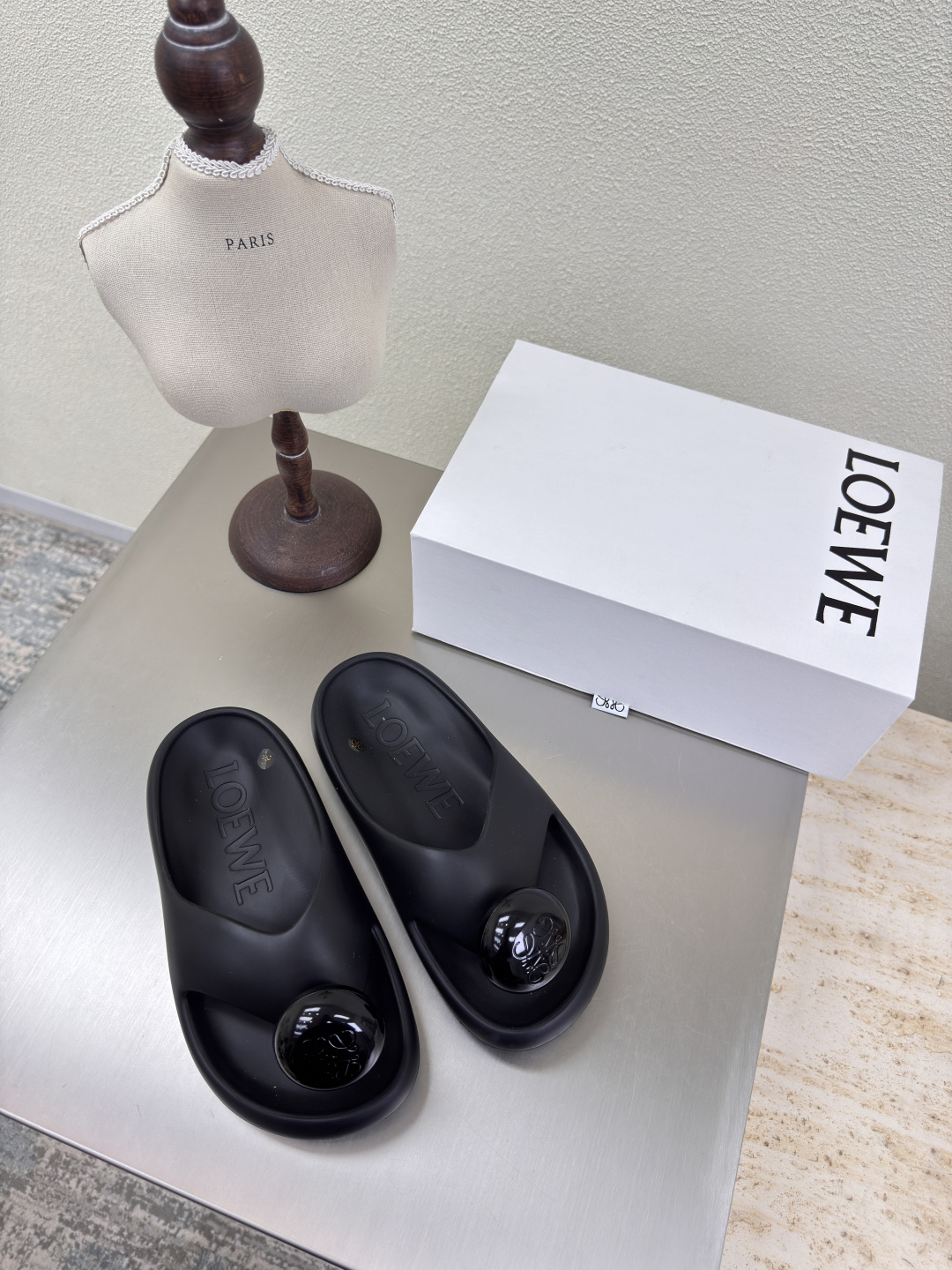 NO:408492,Loewe Slippers with odor, no plasticizer, integrated upper molding, painted hardware buckle logo, black loewe, super versatile, step-slippers, this slipper is really comfortable and versatile! Rongsheng's favorite slippers this year, no one~ It is super suitable for wide and high instep, does not require a running-in period, and is very special in old colors, and there will be no deep pleat marks, and the bottom is slightly higher. Recommended index: loewe 35 36 37 38 39 40 Configure original packaging, split-toe shoes, loewe, slippers19860909Loewe 踩感拖鞋 无异味 高版本 不含塑化剂 鞋面一体成型 烤漆五金扣logo 黑色  loewe 超百搭 踩感拖鞋 这款拖鞋 可真舒服又百搭! 荣升今年最爱拖鞋 没有之一~ 超级适合宽和高脚背,不需要磨合期,并且做旧色很特别,也不会有很深的褶痕印,底部也略有增高.推荐指数: loewe 35 36 37 38 39 40 配置原版包装,分趾鞋,loewe,slippers,Women's Shoes