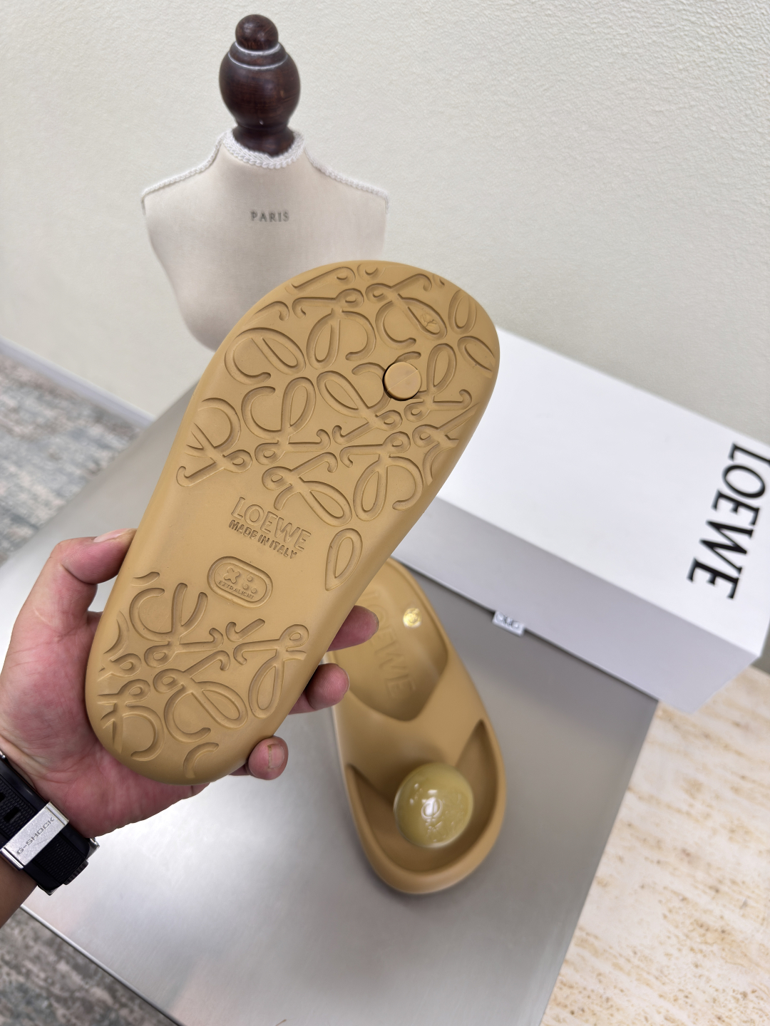 Loewe 踩💩感拖鞋 无异味 高版本 不含塑化剂 P220
鞋面:一体成型 烤漆五金扣logo
杏色
loewe 超百搭 踩💩感拖鞋
这款拖鞋 可真舒服又百搭!
荣升今年最爱拖鞋 没有之一~
超级适合宽和高脚背,不需要磨合期,并且做旧色很特别,也不会有很深的褶痕印,底部也略有增高。推荐指数:⭐️⭐️⭐️⭐️⭐️
loewe
35 36 37 38 39 40
配置原版包装