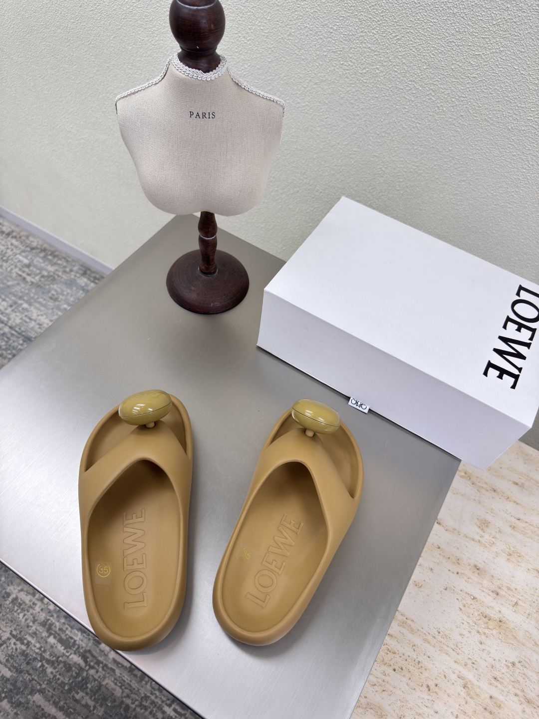 Loewe 踩💩感拖鞋 无异味 高版本 不含塑化剂 P220
鞋面:一体成型 烤漆五金扣logo
杏色
loewe 超百搭 踩💩感拖鞋
这款拖鞋 可真舒服又百搭!
荣升今年最爱拖鞋 没有之一~
超级适合宽和高脚背,不需要磨合期,并且做旧色很特别,也不会有很深的褶痕印,底部也略有增高。推荐指数:⭐️⭐️⭐️⭐️⭐️
loewe
35 36 37 38 39 40
配置原版包装