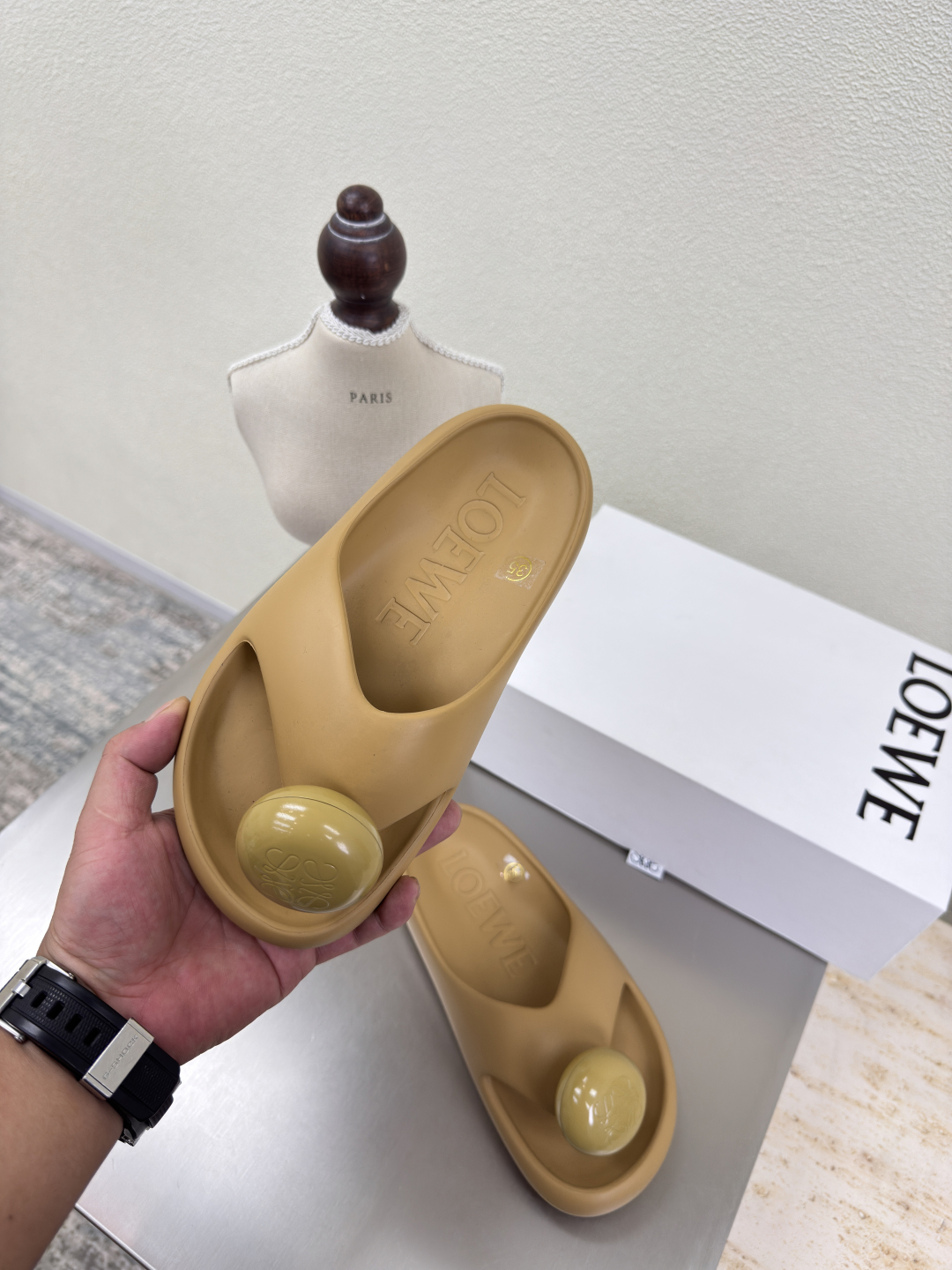 Loewe 踩💩感拖鞋 无异味 高版本 不含塑化剂 P220
鞋面:一体成型 烤漆五金扣logo
杏色
loewe 超百搭 踩💩感拖鞋
这款拖鞋 可真舒服又百搭!
荣升今年最爱拖鞋 没有之一~
超级适合宽和高脚背,不需要磨合期,并且做旧色很特别,也不会有很深的褶痕印,底部也略有增高。推荐指数:⭐️⭐️⭐️⭐️⭐️
loewe
35 36 37 38 39 40
配置原版包装