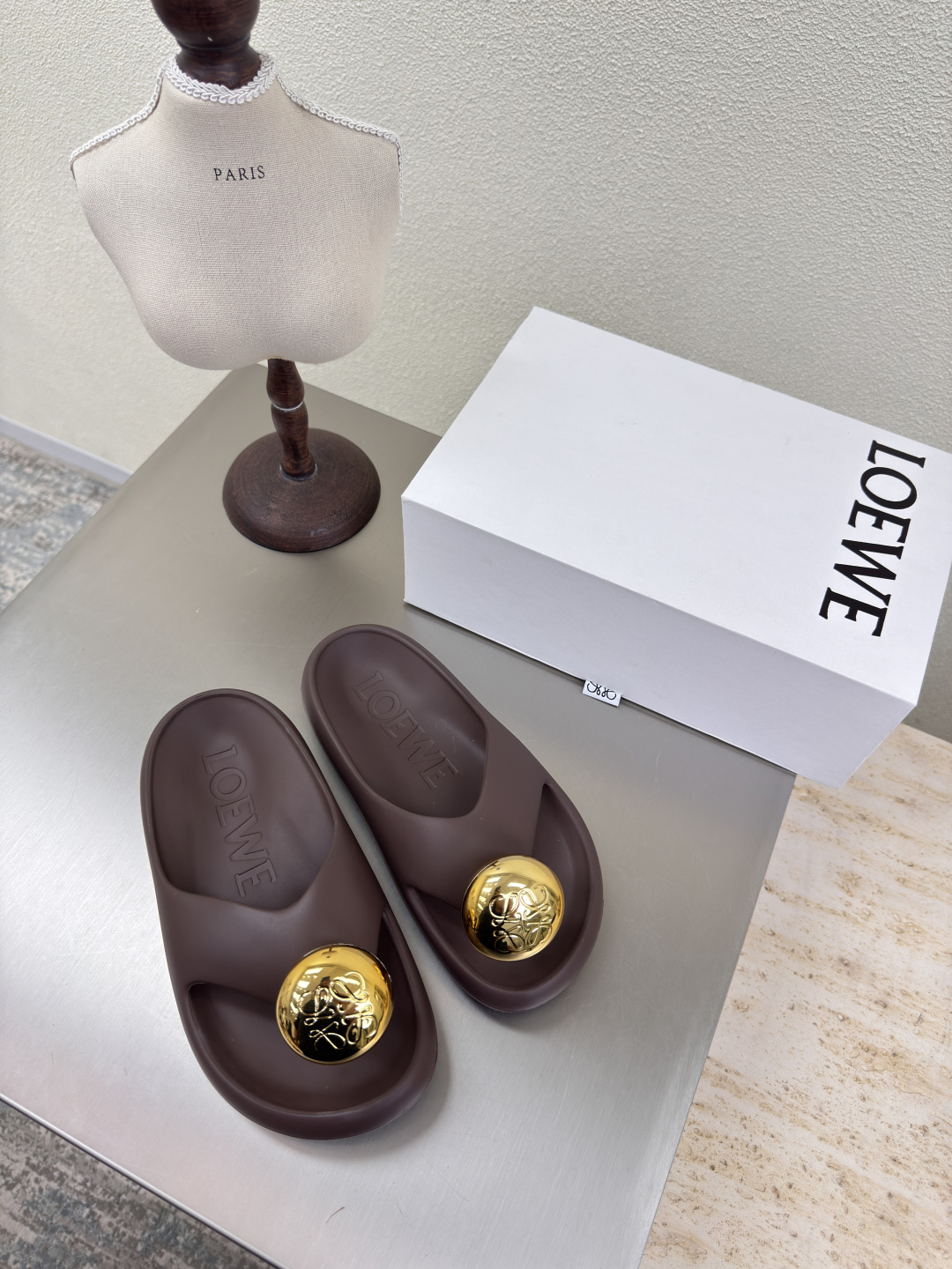 NO:408490,Loewe Slippers with odor, no plasticizer, integrated upper molding, painted hardware buckle logo loewe, super versatile, step-slippers, this slipper is really comfortable and versatile! Rongsheng's favorite slippers this year, no one~ Chocolate color is super suitable for wide and high instep, does not require a running-in period, and it is very special to make old colors, and there will be no deep pleat marks, and the bottom is slightly higher. Recommended index: loewe 35 36 37 38 39 40 Configure original packaging, split-toe shoes, loewe, slippers19860909Loewe 踩感拖鞋 无异味 高版本 不含塑化剂 鞋面一体成型 烤漆五金扣logo  loewe 超百搭 踩感拖鞋 这款拖鞋 可真舒服又百搭! 荣升今年最爱拖鞋 没有之一~ 巧克力色 超级适合宽和高脚背,不需要磨合期,并且做旧色很特别,也不会有很深的褶痕印,底部也略有增高.推荐指数: loewe 35 36 37 38 39 40 配置原版包装,分趾鞋,loewe,slippers,Women's Shoes