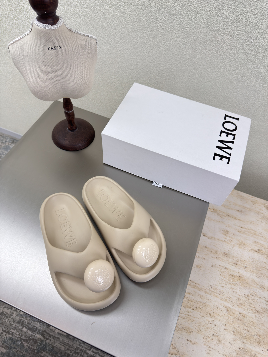 NO:408498,Loewe Slippers with odor-free high-version, no plasticizer, integrated upper molding, painted hardware buckle logo, off-white loewe, super versatile, step-slippers, this slipper is really comfortable and versatile! Rongsheng's favorite slippers this year, no one~ It is super suitable for wide and high insteps, does not require a running-in period, and is very special in old colors, and there will be no deep pleat marks, and the bottom is slightly higher. Recommended index: loewe 35 36 37 38 39 40 Configure original packaging, split-toe shoes, loewe, slippers19860909Loewe 踩感拖鞋 无异味 高版本 不含塑化剂 鞋面一体成型 烤漆五金扣logo 米白色  loewe 超百搭 踩感拖鞋 这款拖鞋 可真舒服又百搭! 荣升今年最爱拖鞋 没有之一~ 超级适合宽和高脚背,不需要磨合期,并且做旧色很特别,也不会有很深的褶痕印,底部也略有增高.推荐指数: loewe 35 36 37 38 39 40 配置原版包装,分趾鞋,loewe,slippers,Women's Shoes