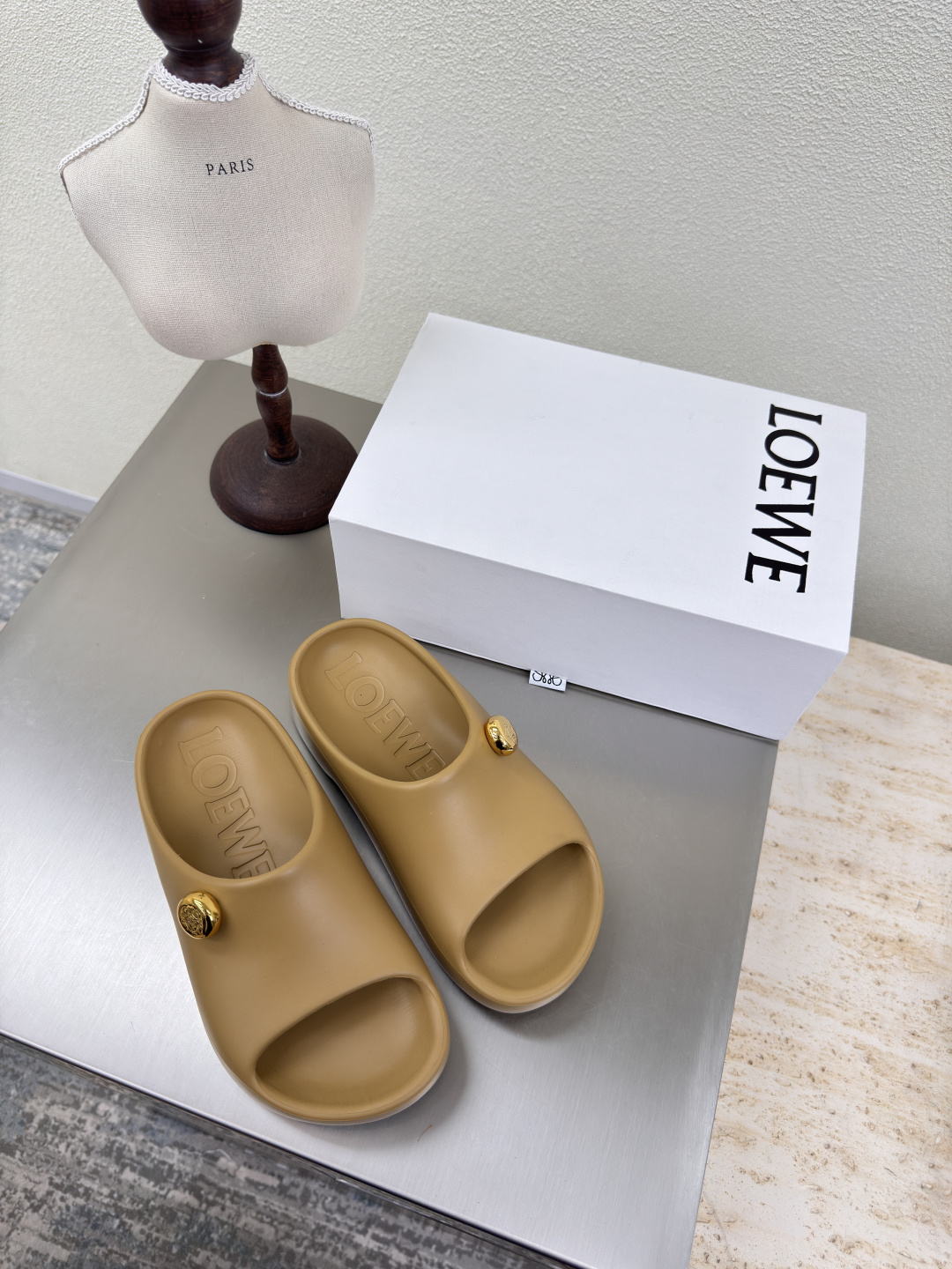 NO:408486,Integrated molding Loewe Slippers with odor-free high-version, no plasticizer, integrated molding of upper, painted hardware buckle logo, apricot color loewe, super versatile, step-slippers This slippers are so comfortable and versatile! Rongsheng's favorite slippers this year, no one~ Super suitable for wide and high insteps, no need for running-in period, and it is very special in old colors, and there will be no deep pleat marks, and the bottom is slightly higher. Recommended index: loewe 35 36 37 38 39 40 Configure original packaging, slippers, loewe, slippers19860909一体成型 Loewe 踩感拖鞋 无异味 高版本 不含塑化剂 鞋面一体成型 烤漆五金扣logo 杏色  loewe 超百搭 踩感拖鞋 这款拖鞋 可真舒服又百搭! 荣升今年最爱拖鞋 没有之一~ 超级适合宽和高脚背,不需要磨合期,并且做旧色很特别,也不会有很深的褶痕印,底部也略有增高.推荐指数: loewe 35 36 37 38 39 40 配置原版包装,拖鞋,loewe,slippers,Women's Shoes