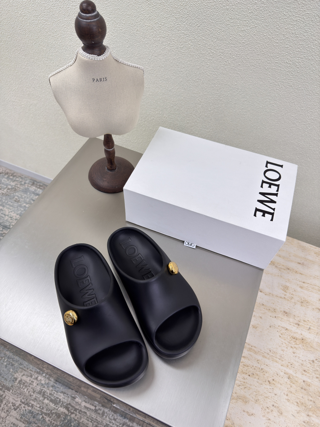 NO:408488,Integrated molding Loewe Slippers with odor-free high-version, no plasticizer, integrated molding of upper, painted hardware buckle logo, black loewe, super versatile, step-slippers, this slipper is really comfortable and versatile! Rongsheng's favorite slippers this year, no one~ Super suitable for wide and high insteps, does not require a running-in period, and is very special in old colors, and there will be no deep pleat marks, and the bottom is slightly higher. Recommended index: loewe 35 36 37 38 39 40 Configure original packaging, slippers, loewe, slippers19860909一体成型 Loewe 踩感拖鞋 无异味 高版本 不含塑化剂 鞋面一体成型 烤漆五金扣logo 黑色 loewe 超百搭 踩感拖鞋 这款拖鞋 可真舒服又百搭! 荣升今年最爱拖鞋 没有之一~ 超级适合宽和高脚背,不需要磨合期,并且做旧色很特别,也不会有很深的褶痕印,底部也略有增高.推荐指数: loewe 35 36 37 38 39 40 配置原版包装,拖鞋,loewe,slippers,Women's Shoes