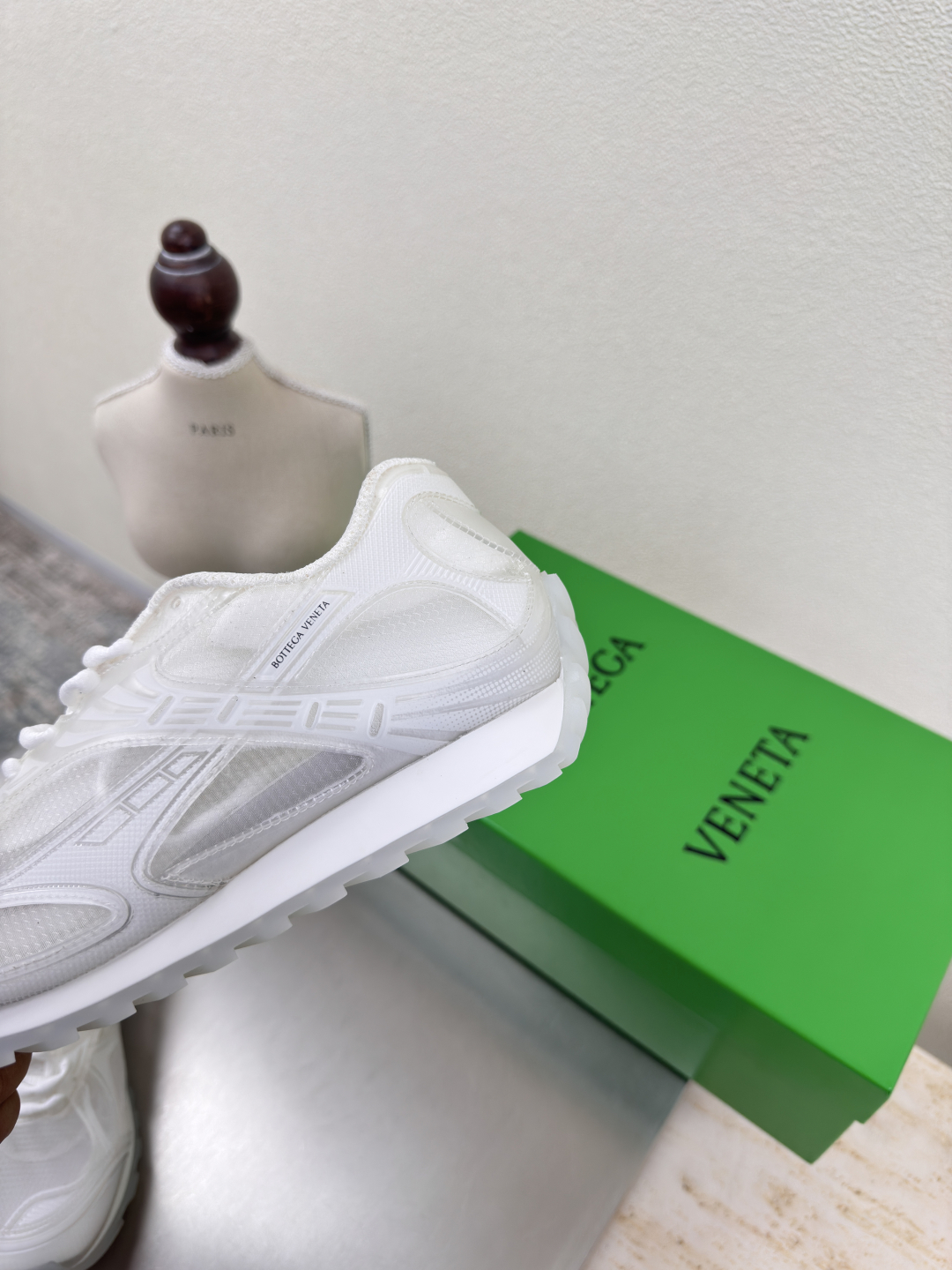 BV Orbit 果冻鞋 王一博 同款 情侣款老爹鞋
Runner运动鞋,采用轻质科技网布面料。
搭配几何图案设计橡胶外底。
透明网 果冻鞋 女款 P370 男款320 王炸系列 高版本
认准套包工艺 深蓝色
实际增高很多哦,还是一样显腿细
非常nice
耐玩耐造
对标对版💯
套包鞋工艺 认准高版本
⭐️大底选用拼色TPU➕吸模工艺 大底
女款 35 36 37 38 39 40 41 (40 41定制)
男款 39 40 41 42 43 44 45。(45码定制)
(可承接客人logo不退换价优)
配置原版包装
