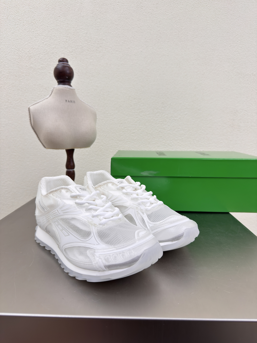BV Orbit 果冻鞋 王一博 同款 情侣款老爹鞋
Runner运动鞋,采用轻质科技网布面料。
搭配几何图案设计橡胶外底。
透明网 果冻鞋 女款 P370 男款320 王炸系列 高版本
认准套包工艺 深蓝色
实际增高很多哦,还是一样显腿细
非常nice
耐玩耐造
对标对版💯
套包鞋工艺 认准高版本
⭐️大底选用拼色TPU➕吸模工艺 大底
女款 35 36 37 38 39 40 41 (40 41定制)
男款 39 40 41 42 43 44 45。(45码定制)
(可承接客人logo不退换价优)
配置原版包装