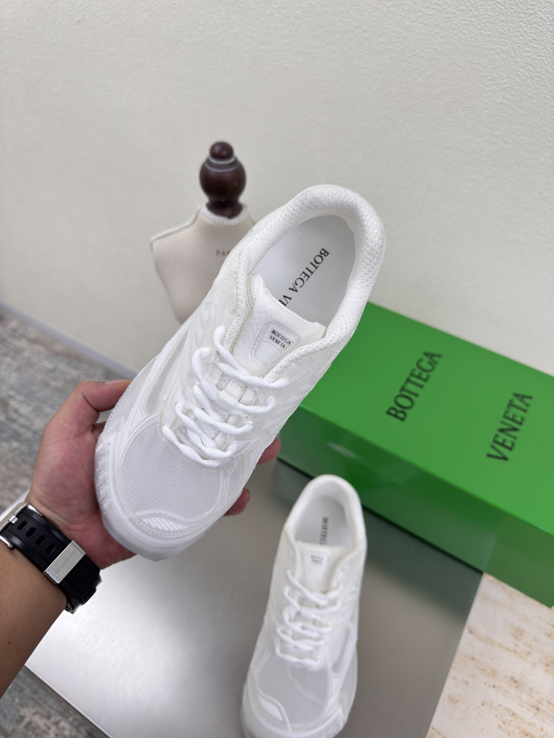 BV Orbit 果冻鞋 王一博 同款 情侣款老爹鞋
Runner运动鞋,采用轻质科技网布面料。
搭配几何图案设计橡胶外底。
透明网 果冻鞋 女款 P370 男款320 王炸系列 高版本
认准套包工艺 深蓝色
实际增高很多哦,还是一样显腿细
非常nice
耐玩耐造
对标对版💯
套包鞋工艺 认准高版本
⭐️大底选用拼色TPU➕吸模工艺 大底
女款 35 36 37 38 39 40 41 (40 41定制)
男款 39 40 41 42 43 44 45。(45码定制)
(可承接客人logo不退换价优)
配置原版包装