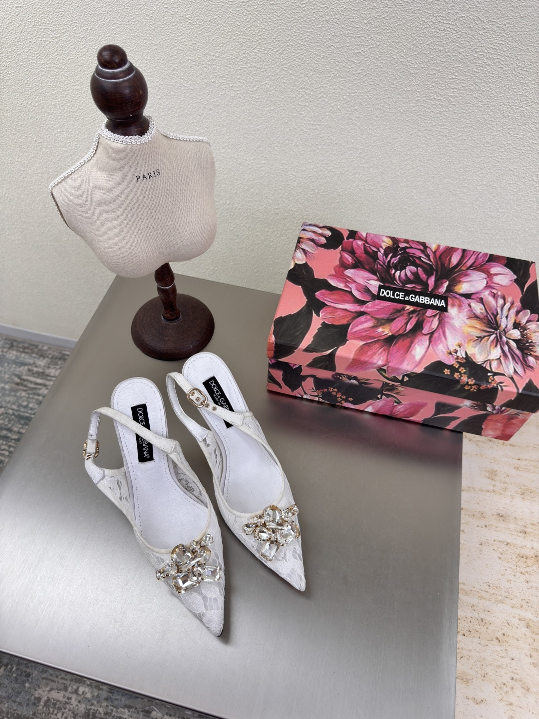 NO:408489,Lace + high heels are simply romantic passwords in girls' DNA White Dolce & Gabbana Lace high heels moments, I feel like the whole world comes with a soft light filter, whether it is paired with a small dress to attend a dinner or a trouser to commute in the workplace, you can easily grasp the sense of fashion. Super sexy high heels and super flash present a gentle and shining texture. The soft feel of the feet is soft and stress-free when wearing it on shopping! It is a must-have sexy high heel material for every girl showing noble temperament on the feet. Gem fasteners, lace material, Italian leather outsole, decorative fasteners are printed with brand logo. Size 35 36 37 38 39 40 41 42 (40 41 42 Customized), high heel sandals, Dolce & Gabbana, sandals, high  heels, skirts, Leather soles19860909蕾丝+高跟鞋简直是女生DNA里的浪漫密码  白色 Dolce&Gabbana 蕾丝高跟鞋的瞬间,感觉整个世界都自带柔光滤镜计不管是搭配小礼裙出席晚宴,还是配裤装职场通勤,都能轻松拿捏时尚感 超性感高跟超闪呈现即温柔又闪耀的质感 脚感柔软穿上逛街无压力!它是能让每个女孩必备的性感高跟材质上脚尽显高贵气质 宝石扣件 蕾丝材质 意大利真皮大底 装饰扣件都印上品牌标识logo 码数 35 36 37 38 39 40 41 42（40 41 42 定制）,高跟鞋凉鞋,Dolce&Gabbana,sandals,high heels,skirts,Leather soles,Women's Shoes