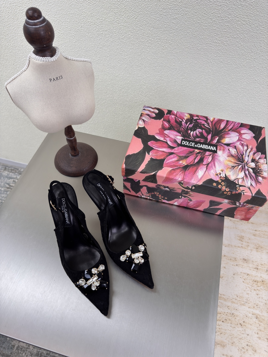 NO:408491,Lace + high heels are simply romantic passwords in girls' DNA. Black Dolce & Gabbana Lace high heels moments, I feel like the whole world comes with a soft light filter. Whether it is paired with a small dress to attend a dinner or a trouser to commute in the workplace, you can easily grasp the sense of fashion. Super sexy high heels and super flash present a gentle and shining texture. The soft feel of the feet is soft and stress-free when wearing it in shopping! It is a must-have sexy high heel material for every girl showing noble temperament on the feet. Gem fasteners, lace material, Italian leather outsole, decorative fasteners are printed with brand logo. Size 35 36 37 38 39 40 41 42 (40 41 42 Customized), high heel sandals, Dolce & Gabbana, sandals, high  heels, skirts, Leather soles19860909蕾丝+高跟鞋简直是女生DNA里的浪漫密码 黑色 Dolce&Gabbana 蕾丝高跟鞋的瞬间,感觉整个世界都自带柔光滤镜计不管是搭配小礼裙出席晚宴,还是配裤装职场通勤,都能轻松拿捏时尚感 超性感高跟超闪呈现即温柔又闪耀的质感 脚感柔软穿上逛街无压力!它是能让每个女孩必备的性感高跟材质上脚尽显高贵气质 宝石扣件 蕾丝材质 意大利真皮大底 装饰扣件都印上品牌标识logo 码数 35 36 37 38 39 40 41 42（40 41 42 定制）,高跟鞋凉鞋,Dolce&Gabbana,sandals,high heels,skirts,Leather soles,Women's Shoes