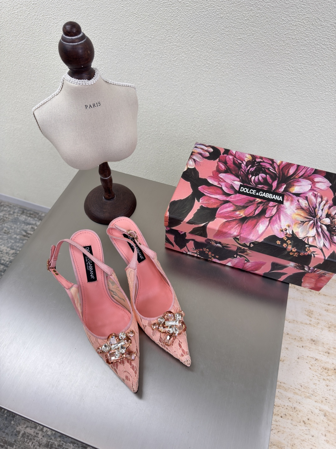 NO:408495,Lace + high heels are simply romantic passwords in girls' DNA Pink Dolce & Gabbana Lace high heels moments, I feel like the whole world comes with a soft light filter, whether it is paired with a small dress to attend a dinner or a trouser to commute in the workplace, you can easily grasp the fashion sense. Super sexy high heels are super flashing and present a gentle and shining texture. The soft feel of the feet is soft and stress-free when wearing it in shopping! It is a must-have sexy high heel material for every girl showing noble temperament on the feet. Gem fasteners, lace material, Italian leather outsole, decorative fasteners are printed with brand logo. Size 35 36 37 38 39 40 41 42 (40 41 42 Customized), high heel sandals, Dolce & Gabbana, sandals, high  heels, skirts, Leather soles19860909蕾丝+高跟鞋简直是女生DNA里的浪漫密码 粉色 Dolce&Gabbana 蕾丝高跟鞋的瞬间,感觉整个世界都自带柔光滤镜计不管是搭配小礼裙出席晚宴,还是配裤装职场通勤,都能轻松拿捏时尚感 超性感高跟超闪呈现即温柔又闪耀的质感 脚感柔软穿上逛街无压力!它是能让每个女孩必备的性感高跟材质上脚尽显高贵气质 宝石扣件 蕾丝材质 意大利真皮大底 装饰扣件都印上品牌标识logo 码数 35 36 37 38 39 40 41 42（40 41 42 定制）,高跟鞋凉鞋,Dolce&Gabbana,sandals,high heels,skirts,Leather soles,Women's Shoes