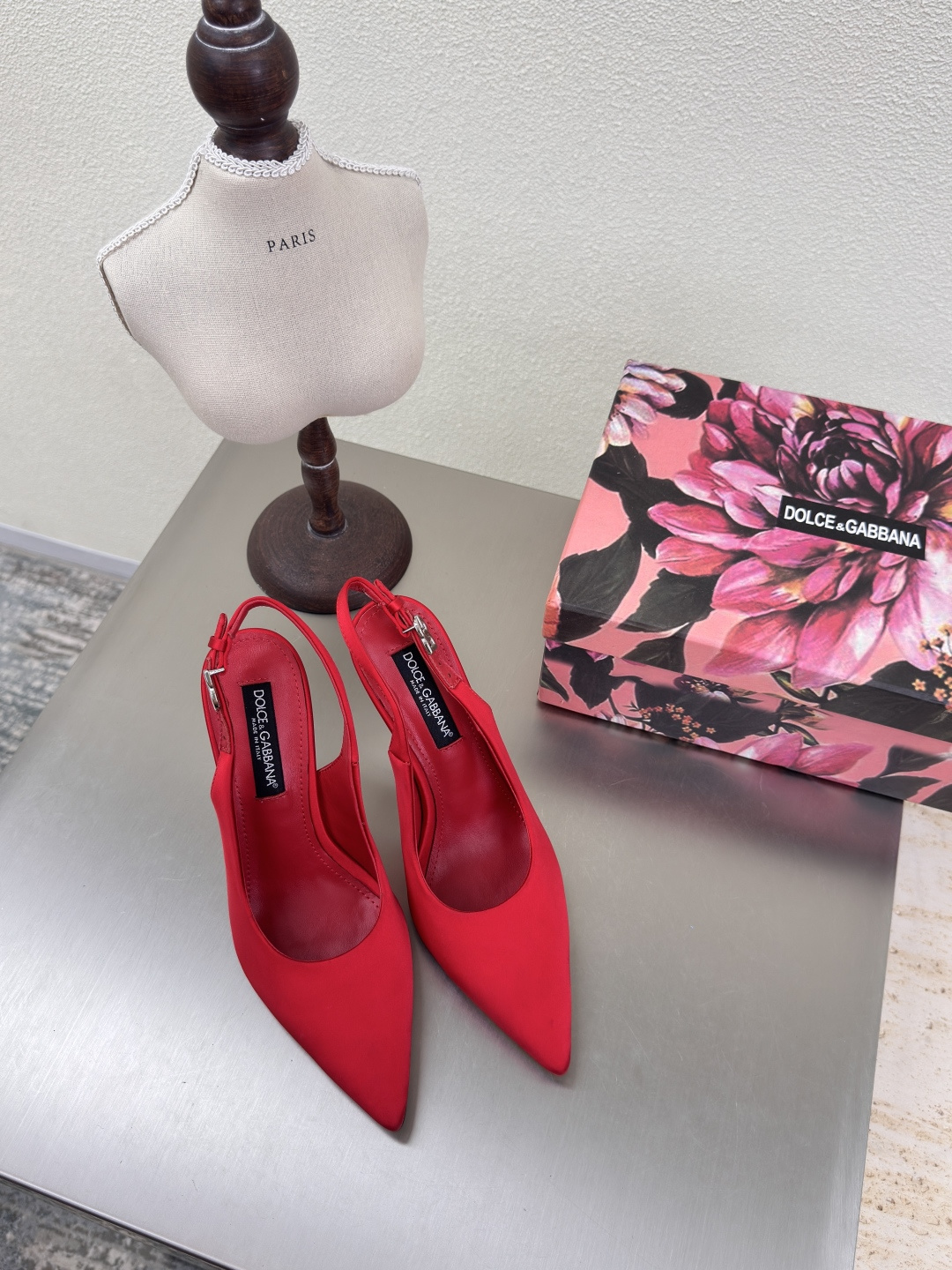 NO:408484,Metal high heels, rear high heels, women's shoes, red, Dolce & Gabbana, silk material, the moment of high heels, I feel that the whole world comes with a soft light filter, whether it is paired with a small dress to attend a dinner or a trouser, you can easily grasp the fashion sense. Super sexy high heels, super flash, present a gentle and shining texture, soft feet, no pressure when wearing it on shopping! It is a must-have sexy high heel material that can show the noble temperament on the feet. Hardware, fasteners, silk, material, inner foot pads, lambskin, Italian leather outsole, decorative fasteners are printed with brand logo. Size 35 36 37 38 39 40 41 42 (40 41 42 Customized), high heels, sandals, Dolce & Gabbana, sandals, high  heels, skirts, sheepskin, real silk, Leather soles19860909金属高跟 后空高跟女鞋  红色 Dolce&Gabbana 真丝材质 高跟鞋的瞬间,感觉整个世界都自带柔光滤镜计不管是搭配小礼裙出席晚宴,还是配裤装职场通勤,都能轻松拿捏时尚感 超性感高跟超闪呈现即温柔又闪耀的质感 脚感柔软穿上逛街无压力!它是能让每个女孩必备的性感高跟材质上脚尽显高贵气质 五金 扣件 真丝 材质 内里 垫脚 小羊皮 意大利真皮大底 装饰扣件都印上品牌标识logo 码数 35 36 37 38 39 40 41 42（40 41 42 定制）,高跟鞋凉鞋,Dolce&Gabbana,sandals,high heels,skirts,sheepskin,real silk,Leather soles,Women's Shoes