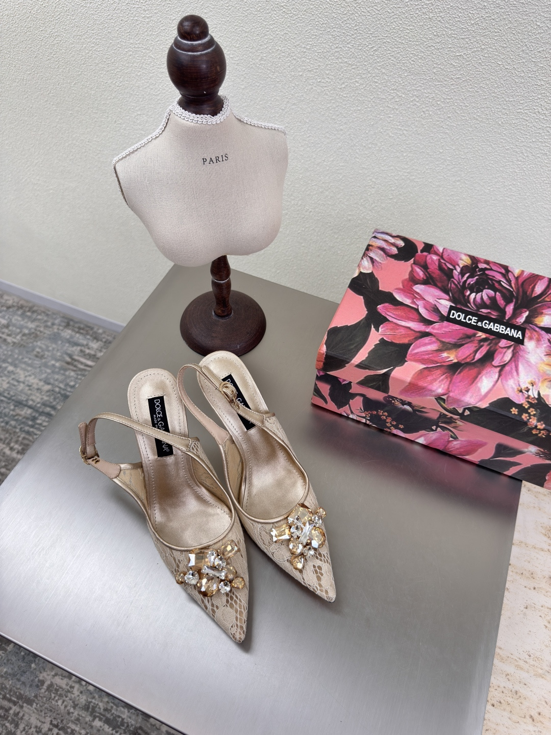 NO:408493,Lace + high heels are simply romantic passwords in girls' DNA. Apricot color Dolce & Gabbana Lace high heels moments, and it feels like the whole world comes with a soft light filter. Whether it is paired with a small dress to attend a dinner or a trouser to commute in the workplace, you can easily grasp the sense of fashion. Super sexy high heels are super flashing and present a gentle and shining texture. The soft feel of the feet is no pressure when wearing it on shopping! It is a must-have sexy high heel material for every girl showing noble temperament on the feet. Gem fasteners, lace material, Italian leather outsole, decorative fasteners are printed with brand logo. Size 35 36 37 38 39 40 41 42 (40 41 42 Customized), high heel sandals, Dolce & Gabbana, sandals, high  heels, skirts, Leather soles19860909蕾丝+高跟鞋简直是女生DNA里的浪漫密码 杏色 Dolce&Gabbana 蕾丝高跟鞋的瞬间,感觉整个世界都自带柔光滤镜计不管是搭配小礼裙出席晚宴,还是配裤装职场通勤,都能轻松拿捏时尚感 超性感高跟超闪呈现即温柔又闪耀的质感 脚感柔软穿上逛街无压力!它是能让每个女孩必备的性感高跟材质上脚尽显高贵气质 宝石扣件 蕾丝材质 意大利真皮大底 装饰扣件都印上品牌标识logo 码数 35 36 37 38 39 40 41 42（40 41 42 定制）,高跟鞋凉鞋,Dolce&Gabbana,sandals,high heels,skirts,Leather soles,Women's Shoes