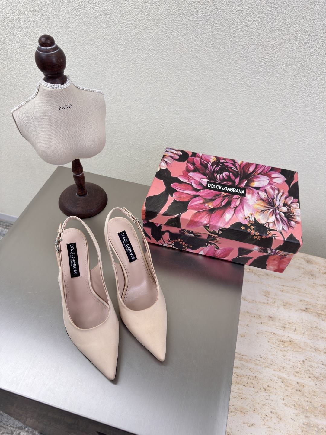 NO:408497,Metal high heels, rear high heels, apricot color, Dolce & Gabbana silk material, the moment of high heels, it feels like the whole world comes with a soft light filter, whether it is paired with a small dress to attend a dinner or a trouser for work, you can easily grasp the fashion sense. Super sexy high heels, super flash, present a gentle and shining texture, soft feet, no pressure when wearing it on shopping! It is a must-have sexy high heel material that can show the noble temperament on the feet. Hardware fasteners, silk material, inner foot pads, lambskin, Italian leather outsole, decorative fasteners are printed with brand logo. Size 35 36 37 38 39 40 41 42 (40 41 42 customized), high heel sandals, Dolce & Gabbana, sandals, high  heels, skirts, sheepskin, real silk, Leather soles19860909金属高跟 后空高跟女鞋  杏色 Dolce&Gabbana 真丝材质 高跟鞋的瞬间,感觉整个世界都自带柔光滤镜计不管是搭配小礼裙出席晚宴,还是配裤装职场通勤,都能轻松拿捏时尚感 超性感高跟超闪呈现即温柔又闪耀的质感 脚感柔软穿上逛街无压力!它是能让每个女孩必备的性感高跟材质上脚尽显高贵气质 五金 扣件 真丝 材质 内里 垫脚 小羊皮 意大利真皮大底 装饰扣件都印上品牌标识logo 码数 35 36 37 38 39 40 41 42（40 41 42 定制）,高跟鞋凉鞋,Dolce&Gabbana,sandals,high heels,skirts,sheepskin,real silk,Leather soles,Women's Shoes