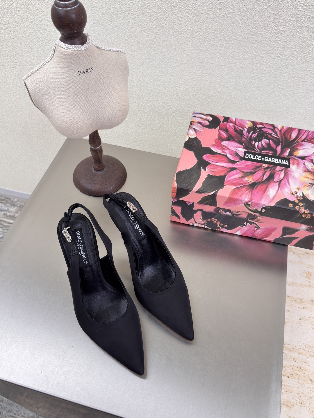 NO:408480,Metal high heels, back high heels, silk, black, Dolce & Gabbana, silk material, the moment of high heels, it feels like the whole world comes with a soft light filter, whether it is paired with a small dress to attend a dinner or a trouser for work, you can easily grasp the fashion sense. Super sexy high heels, super flash, present a gentle and shining texture, soft feet, no pressure when wearing it on shopping! It is a must-have sexy high heel material for every girl to show noble temperament on the feet Hardware Fastener Silk Material Inner Footsteps Lambskin Italian leather outsole Decorative fasteners are printed with brand logo Size 35 36 37 38 39 40 41 42 (40 41 42 Customized), high heels, sandals, Dolce & Gabbana, sandals, high  heels, skirts, sheepskin, real silk, Leather soles19860909金属高跟 后空高跟女鞋 真丝 黑色 Dolce&Gabbana 真丝材质 高跟鞋的瞬间,感觉整个世界都自带柔光滤镜计不管是搭配小礼裙出席晚宴,还是配裤装职场通勤,都能轻松拿捏时尚感 超性感高跟超闪呈现即温柔又闪耀的质感 脚感柔软穿上逛街无压力!它是能让每个女孩必备的性感高跟材质上脚尽显高贵气质 五金 扣件 真丝 材质 内里 垫脚 小羊皮 意大利真皮大底 装饰扣件都印上品牌标识logo 码数 35 36 37 38 39 40 41 42（40 41 42 定制）,高跟鞋凉鞋,Dolce&Gabbana,sandals,high heels,skirts,sheepskin,real silk,Leather soles,Women's Shoes