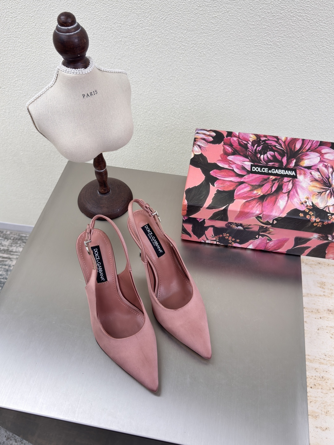 NO:408482,Metal high heels, female shoes with a back, pink, Dolce & Gabbana, silk material, the moment of high heels, it feels like the whole world comes with a soft light filter, whether it is paired with a small dress to attend a dinner or a trouser, you can easily grasp the fashion sense. Super sexy high heels and super flash present a gentle and shining texture. The soft feel of the feet is soft and stress-free when wearing it in shopping! It is a must-have sexy high heel material for every girl to show noble temperament on the feet. Hardware fasteners, silk material, inner foot pads, lambskin, Italian leather outsole, decorative fasteners are printed with brand logo. Size 35 36 37 38 39 40 41 42 (40 41 42 Customized), high heels, sandals, Dolce & Gabbana, sandals, high  heels, skirts, sheepskin, real silk, Leather soles19860909金属高跟 后空高跟女鞋  粉色 Dolce&Gabbana 真丝材质 高跟鞋的瞬间,感觉整个世界都自带柔光滤镜计不管是搭配小礼裙出席晚宴,还是配裤装职场通勤,都能轻松拿捏时尚感 超性感高跟超闪呈现即温柔又闪耀的质感 脚感柔软穿上逛街无压力!它是能让每个女孩必备的性感高跟材质上脚尽显高贵气质 五金 扣件 真丝 材质 内里 垫脚 小羊皮 意大利真皮大底 装饰扣件都印上品牌标识logo 码数 35 36 37 38 39 40 41 42（40 41 42 定制）,高跟鞋凉鞋,Dolce&Gabbana,sandals,high heels,skirts,sheepskin,real silk,Leather soles,Women's Shoes