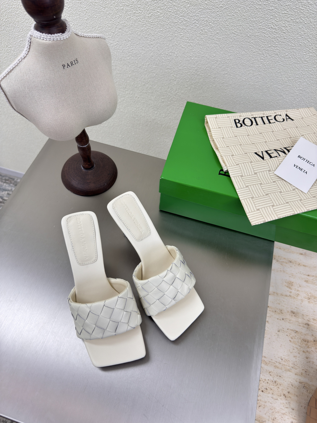 NO:408689,BV Parco Women's Muller Slippers Series High heel 9cm 15mm grade Knitting single shoes Leather hand-woven beige knitting This classic model is simply the latest bv ceiling Colorful and versatile Simple piece of leather 15mm pull strips Hand-woven high-end fabric with high-end fabric with high-quality lambskin hand-woven foot pad sheepskin inner comfortable high-end outsole with Italian leather outsole & injection rubber process Use light dyeing process Benchmarking and matching version Select original packaging Shoe bags adopt glue logo process The highest end of the market Use hot melt glue toe toe with heel easy to rebound and not deformed upper car line is Italian computer needle truck Fine workmanship Select original packaging Treat customers sincerely 35 36 37 38 39 40 41 42 (40  41 42 Customized), high heels slippers, bottega veneta, high heels, slippers, sheepskin, Leather soles19860909BV Parco 女士穆勒拖鞋 系列 高跟9cm 15 毫米级 编织单鞋 真皮手工编织  米白 编织 这款经典款 简直bv最新天花板啦 彩色百搭  简约一块皮15毫米抽条  手工编织而成 高档舒适 面料选用优质小羊皮 手工编织而成  垫脚羊皮内里舒适高端 大底选用意大利真皮大底&注塑橡胶工艺 运用轻染工艺 对标对版 选用原版包装 鞋子布袋采用印胶logo工艺 市场最高端 采用热熔胶定型鞋头 后跟 易回弹不变形  鞋面车线选用意大利电脑针车 做工精细 选用原版包装 真心对待客人 35 36 37 38 39 40 41 42 （40 41 42 定制）,高跟鞋拖鞋,bottega veneta,high heels,slippers,sheepskin,Leather soles,Women's Shoes