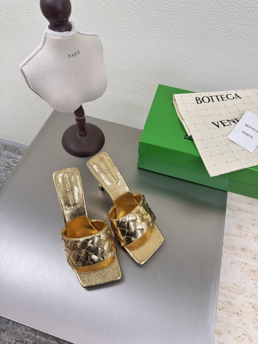 NO:408695,BV Parco Women's Muller Slippers Series High heel 9cm 15mm level Knitting single shoes Leather hand-woven Gold knitting This classic model is simply the latest bv ceiling Colorful and versatile Simple piece of leather 15mm pull strips Hand-woven High-end fabric with high-end fabric with high-quality lambskin hand-woven foot pad sheepskin inner comfortable high-end outsole with Italian leather outsole & injection rubber process Use light dyeing process Benchmarking and matching version Select original packaging Shoe bags adopt glue logo process The highest end of the market Use hot melt glue toe toe with heel easy to rebound and not deformed upper car line with Italian computer needle truck Fine workmanship Select original packaging Treat customers sincerely 35 36 37 38 39 40 41 42 (40  41 42 Customized), high heels slippers, bottega veneta, high heels, slippers, sheepskin, Leather soles19860909BV Parco 女士穆勒拖鞋 系列 高跟9cm 15 毫米级 编织单鞋 真皮手工编织  金色 编织 这款经典款 简直bv最新天花板啦 彩色百搭  简约一块皮15毫米抽条  手工编织而成 高档舒适 面料选用优质小羊皮 手工编织而成  垫脚羊皮内里舒适高端 大底选用意大利真皮大底&注塑橡胶工艺 运用轻染工艺 对标对版 选用原版包装 鞋子布袋采用印胶logo工艺 市场最高端 采用热熔胶定型鞋头 后跟 易回弹不变形  鞋面车线选用意大利电脑针车 做工精细 选用原版包装 真心对待客人 35 36 37 38 39 40 41 42 （40 41 42 定制）,高跟鞋拖鞋,bottega veneta,high heels,slippers,sheepskin,Leather soles,Women's Shoes