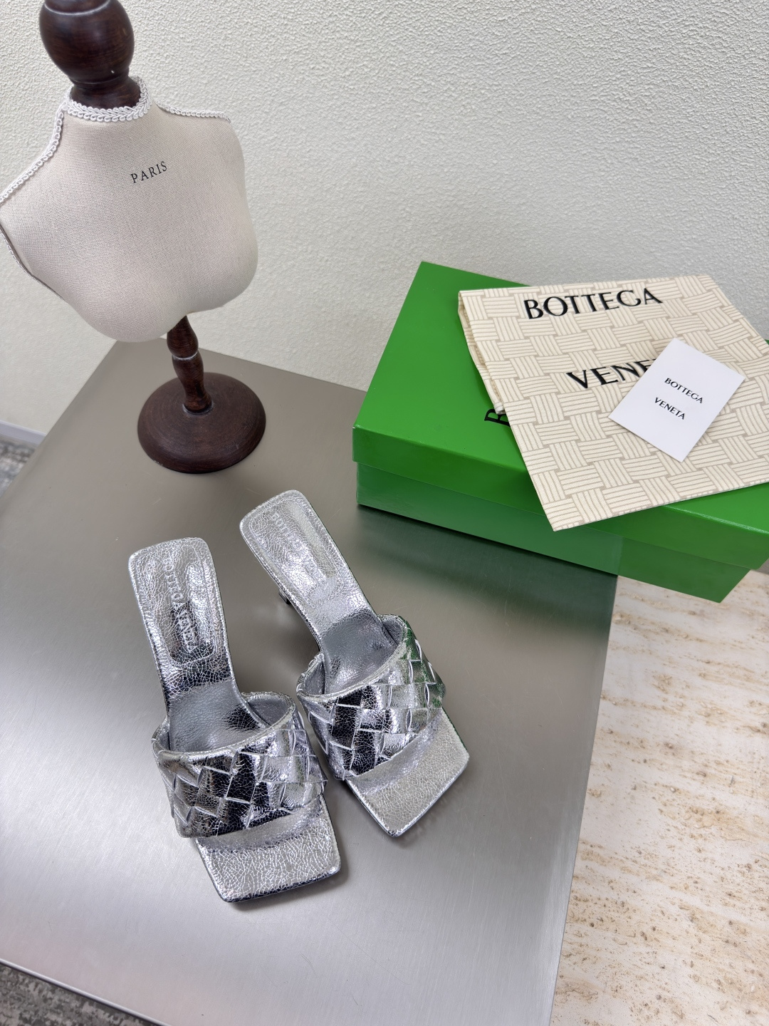 NO:408698,BV Parco Women's Muller Slippers Series High heel 9cm 15mm grade Knitting single shoes Leather hand-woven Silver knitting This classic model is simply the latest bv ceiling Colorful and versatile Simple piece of leather 15mm pull strips Hand-woven High-end fabric with high-end fabric with high-quality lambskin hand-woven foot pad sheepskin inner comfortable high-end outsole with Italian leather outsole & injection rubber process Light dyeing process Benchmarking and matching version Select original packaging Shoe bags with glue printing logo process The highest end of the market Use hot melt glue toe toe with heel easy to rebound and not deformed upper car line with Italian computer needle truck Fine workmanship Select original packaging Treat customers sincerely 35 36 37 38 39 40 41 42 (40  41 42 Customized), high heels slippers, bottega veneta, high heels, slippers, sheepskin, Leather soles19860909BV Parco 女士穆勒拖鞋 系列 高跟9cm 15 毫米级 编织单鞋 真皮手工编织  银色 编织 这款经典款 简直bv最新天花板啦 彩色百搭  简约一块皮15毫米抽条  手工编织而成 高档舒适 面料选用优质小羊皮 手工编织而成  垫脚羊皮内里舒适高端 大底选用意大利真皮大底&注塑橡胶工艺 运用轻染工艺 对标对版 选用原版包装 鞋子布袋采用印胶logo工艺 市场最高端 采用热熔胶定型鞋头 后跟 易回弹不变形  鞋面车线选用意大利电脑针车 做工精细 选用原版包装 真心对待客人 35 36 37 38 39 40 41 42 （40 41 42 定制）,高跟鞋拖鞋,bottega veneta,high heels,slippers,sheepskin,Leather soles,Women's Shoes