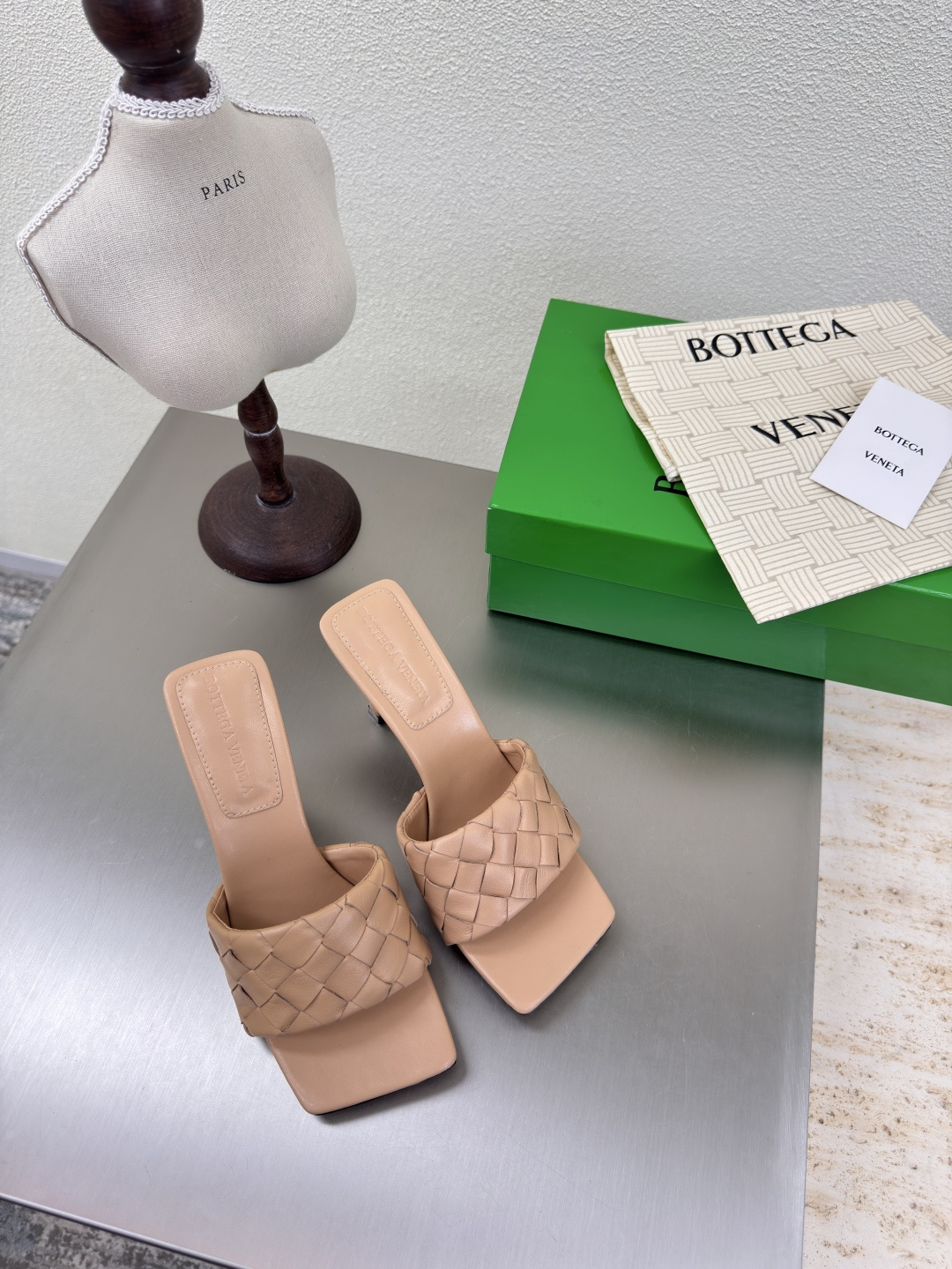 NO:408701,BV Parco Women's Muller Slippers Series High heel 9cm 15mm grade Knitting single shoes Leather hand-woven Apricot color knitting This classic model is simply the latest bv ceiling Colorful and versatile Simple piece of leather 15mm pull strips Hand-woven High-end fabric with high-end fabric with high-quality lambskin hand-woven foot pad sheepskin inner comfortable high-end outsole with Italian leather outsole & injection rubber process Use light dyeing process Benchmarking version Select original packaging Shoe bags adopt glue logo process The highest end of the market Use hot melt glue toe toe with heel easy to rebound and not deformed upper car line with Italian computer needle truck Fine workmanship Select original packaging Treat customers sincerely 35 36 37 38 39 40 41 42 (40  41 42 Customized), high heels slippers, bottega veneta, high heels, slippers, sheepskin, Leather soles19860909BV Parco 女士穆勒拖鞋 系列 高跟9cm 15 毫米级 编织单鞋 真皮手工编织  杏色 编织 这款经典款 简直bv最新天花板啦 彩色百搭  简约一块皮15毫米抽条  手工编织而成 高档舒适 面料选用优质小羊皮 手工编织而成  垫脚羊皮内里舒适高端 大底选用意大利真皮大底&注塑橡胶工艺 运用轻染工艺 对标对版 选用原版包装 鞋子布袋采用印胶logo工艺 市场最高端 采用热熔胶定型鞋头 后跟 易回弹不变形  鞋面车线选用意大利电脑针车 做工精细 选用原版包装 真心对待客人 35 36 37 38 39 40 41 42 （40 41 42 定制）,高跟鞋拖鞋,bottega veneta,high heels,slippers,sheepskin,Leather soles,Women's Shoes