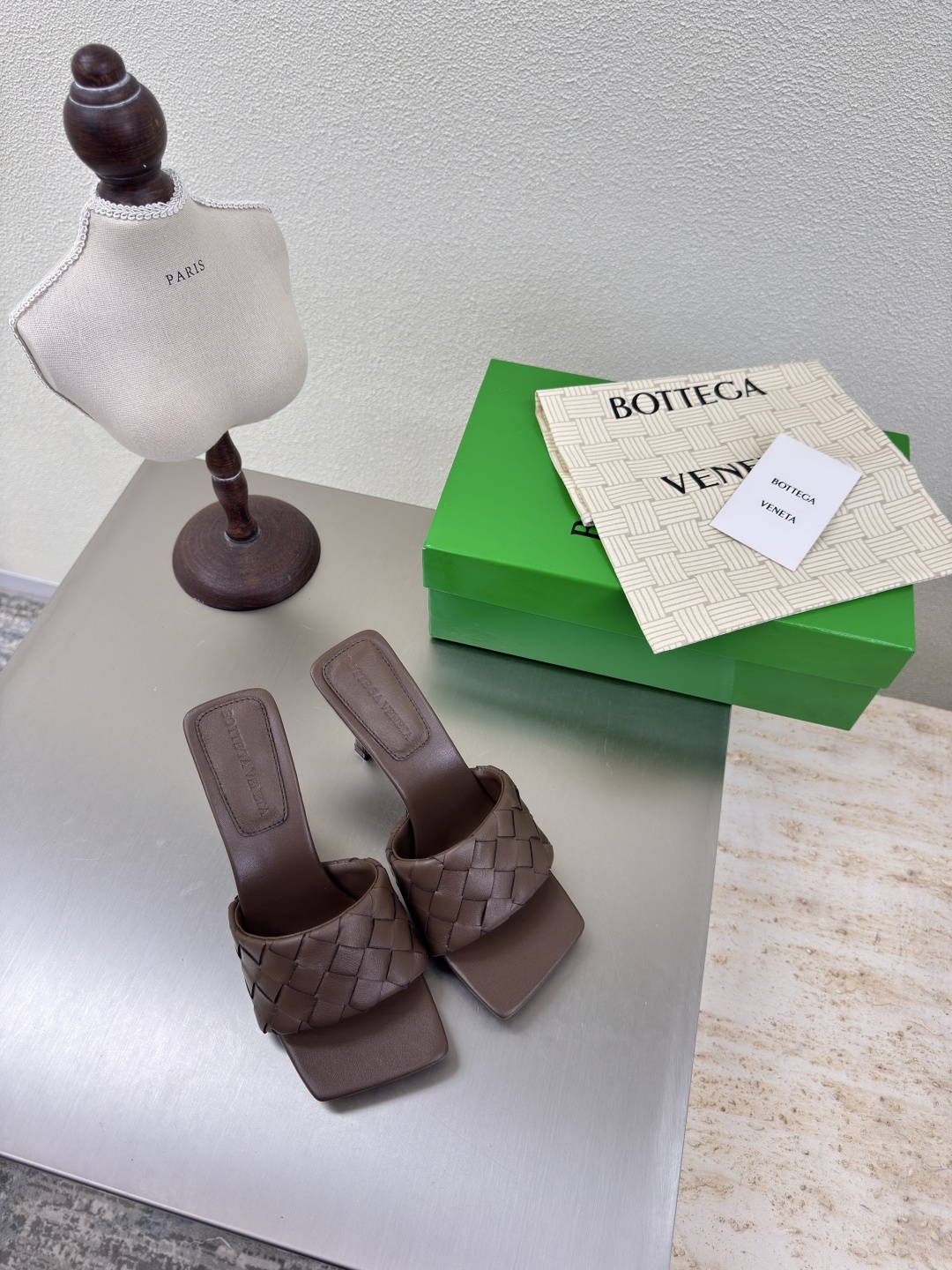 NO:408704,BV Parco Women's Muller Slippers Series High heel 9cm 15mm level Knitting single shoes Leather hand-woven Deep khaki Weaving This classic model is simply the latest bv ceiling Colorful and versatile Simple piece of leather 15mm pull strip Hand-woven High-end Comfort Fabric high-quality lambskin Hand-woven Fitting sheepskin inner comfortable high-end Outsole with Italian leather outsole & injection rubber craftsmanship Use light dyeing technology Benchmarked version Select original packaging Shoe bags adopt glue logo technology The highest end of the market Use hot melt glue toe toe with heel Easy to rebound and not deformed Upper car line is Italian computer needle truck Fine workmanship Use original packaging Treat customers sincerely 35 36 37 38 39 40 41 42  (40 41 42 Customized), high heels slippers, bottega veneta, high heels, slippers, sheepskin, Leather soles19860909BV Parco 女士穆勒拖鞋 系列 高跟9cm 15 毫米级 编织单鞋 真皮手工编织  深卡其色 编织 这款经典款 简直bv最新天花板啦 彩色百搭  简约一块皮15毫米抽条  手工编织而成 高档舒适 面料选用优质小羊皮 手工编织而成  垫脚羊皮内里舒适高端 大底选用意大利真皮大底&注塑橡胶工艺 运用轻染工艺 对标对版 选用原版包装 鞋子布袋采用印胶logo工艺 市场最高端 采用热熔胶定型鞋头 后跟 易回弹不变形  鞋面车线选用意大利电脑针车 做工精细 选用原版包装 真心对待客人 35 36 37 38 39 40 41 42 （40 41 42 定制）,高跟鞋拖鞋,bottega veneta,high heels,slippers,sheepskin,Leather soles,Women's Shoes