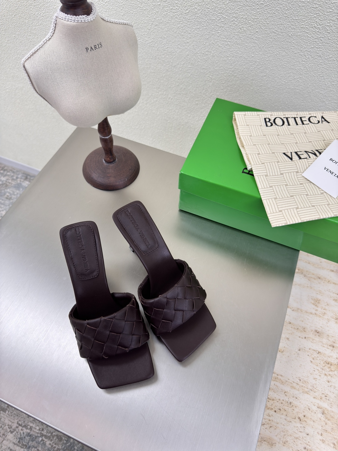 NO:408708,BV Parco Women's Muller Slippers Series High heel 9cm 15mm grade Knitting single shoes Leather hand-woven Coffee color knitting This classic model is simply the latest bv ceiling Colorful and versatile Simple piece of leather 15mm pull strip Hand-woven High-end fabric with high-end fabric with high-quality lambskin hand-woven foot pad sheepskin inner comfortable high-end outsole with Italian leather outsole & injection rubber process Use light dyeing process Benchmarking version Select original packaging Shoe bags adopt glue logo process The highest end of the market Use hot melt glue toe toe with heel easy to rebound and not deformed upper car line with Italian computer needle truck Fine workmanship Select original packaging Treat customers sincerely 35 36 37 38 39 40 41 42 (40  41 42 Customized), high heels slippers, bottega veneta, high heels, slippers, sheepskin, Leather soles19860909BV Parco 女士穆勒拖鞋 系列 高跟9cm 15 毫米级 编织单鞋 真皮手工编织  咖啡色 编织 这款经典款 简直bv最新天花板啦 彩色百搭  简约一块皮15毫米抽条  手工编织而成 高档舒适 面料选用优质小羊皮 手工编织而成  垫脚羊皮内里舒适高端 大底选用意大利真皮大底&注塑橡胶工艺 运用轻染工艺 对标对版 选用原版包装 鞋子布袋采用印胶logo工艺 市场最高端 采用热熔胶定型鞋头 后跟 易回弹不变形  鞋面车线选用意大利电脑针车 做工精细 选用原版包装 真心对待客人 35 36 37 38 39 40 41 42 （40 41 42 定制）,高跟鞋拖鞋,bottega veneta,high heels,slippers,sheepskin,Leather soles,Women's Shoes