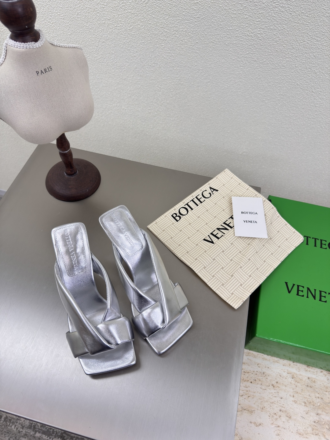 NO:408687,BV Riva Women's Muller Slippers Series High heels 9cm Handmade Silver This classic model is simply the latest bv ceiling. Colorful and versatile. Handmade. High-end comfort. Fabric is made of high-quality lambskin. Handmade. Fitted sheepskin. Comfortable. High-end. Outsole is made of Italian leather outsole & injection rubber. Light dyeing. Benchmarked. Use original packaging. Shoe bags are printed with glue logo. The highest end of the market. Hot melt glue is used to shape the toe. Heel is easy to rebound and does not deform. The upper line is made of Italian computer needle truck. Fine workmanship. Use original packaging. Treat customers sincerely. 35 36 37 38 39 40 41 42 (40 41 42 Customized), high heel slippers, bottega veneta, high  heels slippers sheepskin Leather soles19860909BV Riva 女士穆勒拖鞋 系列 高跟9cm 手工制作  银色 这款经典款 简直bv最新天花板啦 彩色百搭   手工而成 高档舒适 面料选用优质小羊皮 手工而成  垫脚羊皮内里舒适高端 大底选用意大利真皮大底&注塑橡胶工艺 运用轻染工艺 对标对版 选用原版包装 鞋子布袋采用印胶logo工艺 市场最高端 采用热熔胶定型鞋头 后跟 易回弹不变形  鞋面车线选用意大利电脑针车 做工精细 选用原版包装 真心对待客人 35 36 37 38 39 40 41 42 （40 41 42 定制）,高跟鞋拖鞋,bottega veneta,high heels,slippers,sheepskin,Leather soles,Women's Shoes