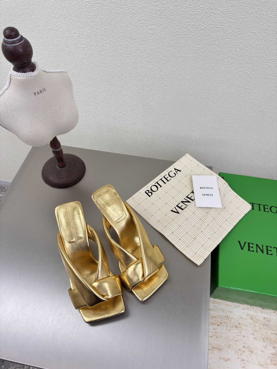 NO:408690,BV Riva Women's Muller Slippers Series High heels 9cm Handmade Gold This classic model is simply the latest bv ceiling. Colorful and versatile. Handmade. High-end comfort. Fabric is made of high-quality lambskin. Handmade. Fitted sheepskin. Comfortable. High-end. Outsole is made of Italian leather outsole & injection rubber. Light dyeing. Benchmarked. Use original packaging. Shoe bags are printed with glue logo. The highest end of the market. Use hot melt glue toe. Heel is easy to rebound and does not deform. The upper line is made of Italian computer needle truck. Fine workmanship. Use original packaging. Treat customers sincerely. 35 36 37 38 39 40 41 42 (40 41 42 Customized), high heel slippers, bottega veneta, high  heels slippers sheepskin Leather soles19860909BV Riva 女士穆勒拖鞋 系列 高跟9cm 手工制作  金色 这款经典款 简直bv最新天花板啦 彩色百搭   手工而成 高档舒适 面料选用优质小羊皮 手工而成  垫脚羊皮内里舒适高端 大底选用意大利真皮大底&注塑橡胶工艺 运用轻染工艺 对标对版 选用原版包装 鞋子布袋采用印胶logo工艺 市场最高端 采用热熔胶定型鞋头 后跟 易回弹不变形  鞋面车线选用意大利电脑针车 做工精细 选用原版包装 真心对待客人 35 36 37 38 39 40 41 42 （40 41 42 定制）,高跟鞋拖鞋,bottega veneta,high heels,slippers,sheepskin,Leather soles,Women's Shoes