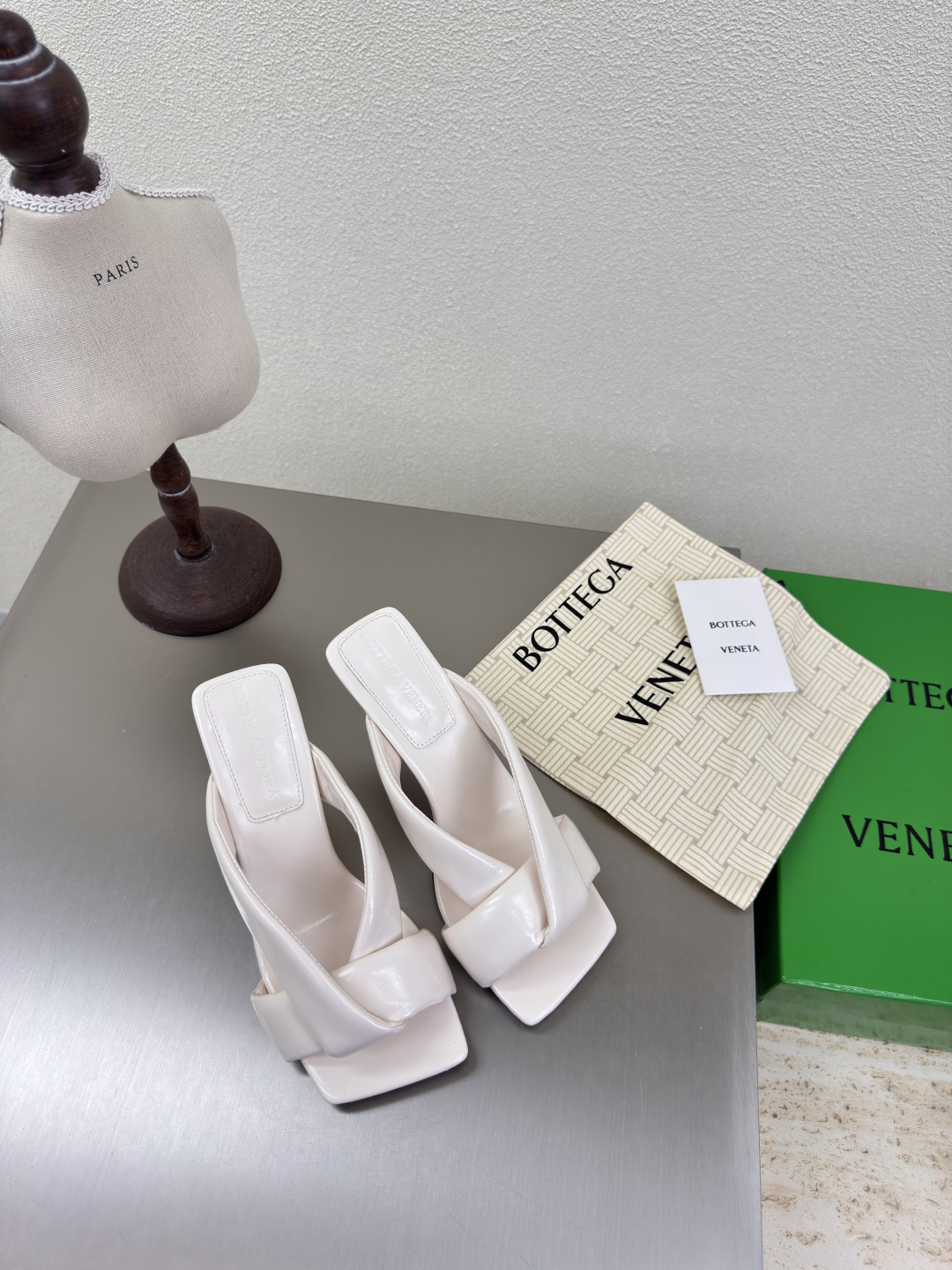 NO:408693,BV Riva Women's Muller Slippers Series High heels 9cm Handmade Beige This classic model is simply the latest bv ceiling. Colorful and versatile. Handmade. High-end comfort. Fabric is made of high-quality lambskin. Handmade. Fitted sheepskin is made of comfortable and high-end. The sole is made of Italian leather outsole & injection rubber. Light dyeing. Benchmarked. The original packaging is used for the shoe bag. The printing logo process is used for the highest end of the market. The toe is made of hot melt glue. The heel is easy to rebound and does not deform. The upper line is made of Italian computer needle truck. The workmanship is fine. The original packaging is treated with customers sincerely. 35 36 37 38 39 40 41 42 (40 41 42 customized), high heel slippers, bottega veneta, high  heels slippers sheepskin Leather soles19860909BV Riva 女士穆勒拖鞋 系列 高跟9cm 手工制作  米白 这款经典款 简直bv最新天花板啦 彩色百搭   手工而成 高档舒适 面料选用优质小羊皮 手工而成  垫脚羊皮内里舒适高端 大底选用意大利真皮大底&注塑橡胶工艺 运用轻染工艺 对标对版 选用原版包装 鞋子布袋采用印胶logo工艺 市场最高端 采用热熔胶定型鞋头 后跟 易回弹不变形  鞋面车线选用意大利电脑针车 做工精细 选用原版包装 真心对待客人 35 36 37 38 39 40 41 42 （40 41 42 定制）,高跟鞋拖鞋,bottega veneta,high heels,slippers,sheepskin,Leather soles,Women's Shoes