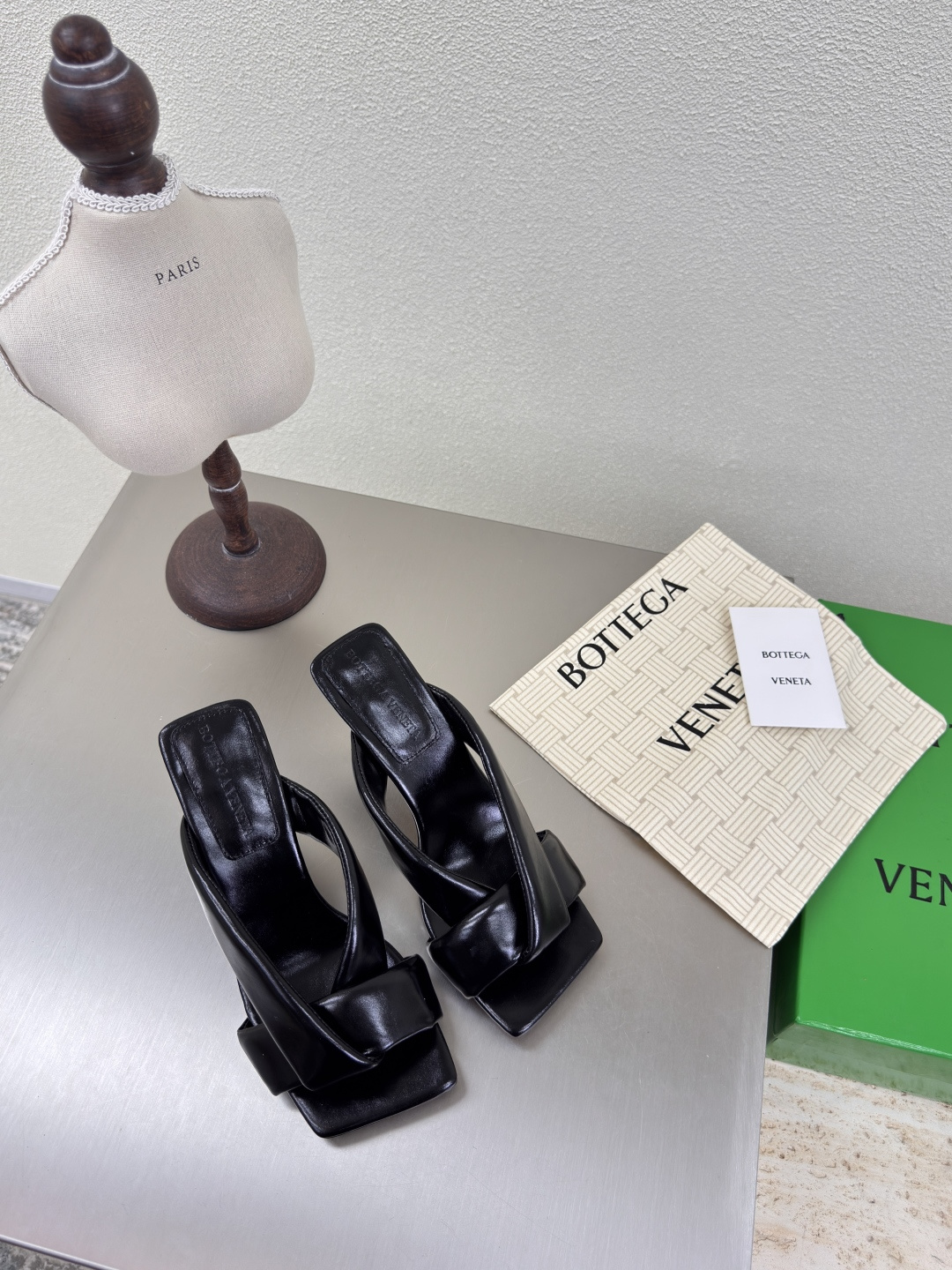 NO:408696,BV Riva Women's Muller Slippers Series High heels 9cm Handmade Black This classic model is simply the latest bv ceiling. Colorful and versatile. Handmade. High-end comfort. Fabric is made of high-quality lambskin. Handmade. Fitted sheepskin. Comfortable. High-end. Outsole is made of Italian leather outsole & injection rubber. Light dyeing. Benchmarked. Use original packaging. Shoe bags are printed with glue logo. The highest end of the market. Use hot melt glue toe. Heel is easy to rebound and does not deform. The upper line is made of Italian computer needle truck. Fine workmanship. Use original packaging. Treat customers sincerely. 35 36 37 38 39 40 41 42 (40 41 42 Customized), high heel slippers, bottega veneta, high  heels slippers sheepskin Leather soles19860909BV Riva 女士穆勒拖鞋 系列 高跟9cm 手工制作  黑色 这款经典款 简直bv最新天花板啦 彩色百搭   手工而成 高档舒适 面料选用优质小羊皮 手工而成  垫脚羊皮内里舒适高端 大底选用意大利真皮大底&注塑橡胶工艺 运用轻染工艺 对标对版 选用原版包装 鞋子布袋采用印胶logo工艺 市场最高端 采用热熔胶定型鞋头 后跟 易回弹不变形  鞋面车线选用意大利电脑针车 做工精细 选用原版包装 真心对待客人 35 36 37 38 39 40 41 42 （40 41 42 定制）,高跟鞋拖鞋,bottega veneta,high heels,slippers,sheepskin,Leather soles,Women's Shoes