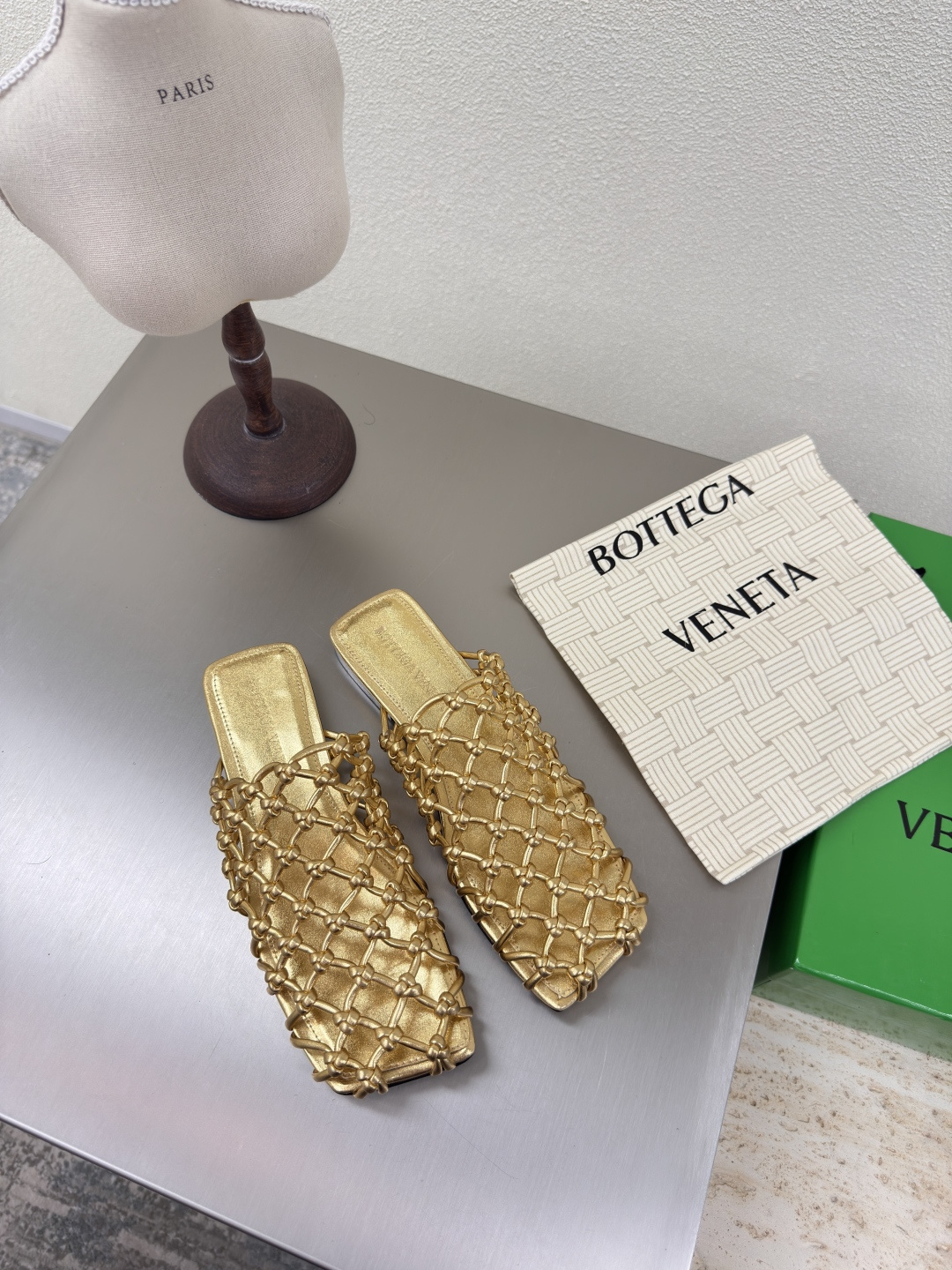 NO:408703,BV Riva Mule Women's Flat Sole Hand-woven Muller Slippers Series Flat Sole Pure Hand-woven It took 60 days to develop Gold This classic model is simply the latest BV ceiling. Colorful and versatile. Hand-made. High-end comfort. The fabric is made of high-quality lambskin. Hand-made. The footbed sheepskin is comfortable and high-end. The outsole is made of Italian leather outsole & injection rubber. Light dyeing technology. Benchmarked. The original packaging is used for the shoe bag. The printing logo process is used for the highest end of the market. The toe is made of hot melt glue. The heel is easy to rebound and does not deform. The upper line is made of Italian computer needle truck. The workmanship is fine. The original packaging is treated with customers sincerely. 35 36 37 38 39 40 41 42 (40 41 42  Customized), semi-drag, bottega veneta, slippers, sheepskin, Leather soles19860909BV Riva Mule 女士平底 手工编织 穆勒拖鞋 系列 平底 纯手工编织 耗时60天开发 金色 这款经典款 简直bv最新天花板啦 彩色百搭   手工而成 高档舒适 面料选用优质小羊皮 手工而成  垫脚羊皮内里舒适高端 大底选用意大利真皮大底&注塑橡胶工艺 运用轻染工艺 对标对版 选用原版包装 鞋子布袋采用印胶logo工艺 市场最高端 采用热熔胶定型鞋头 后跟 易回弹不变形  鞋面车线选用意大利电脑针车 做工精细 选用原版包装 真心对待客人 35 36 37 38 39 40 41 42 （40 41 42 定制）,半拖,bottega veneta,slippers,sheepskin,Leather soles,Women's Shoes