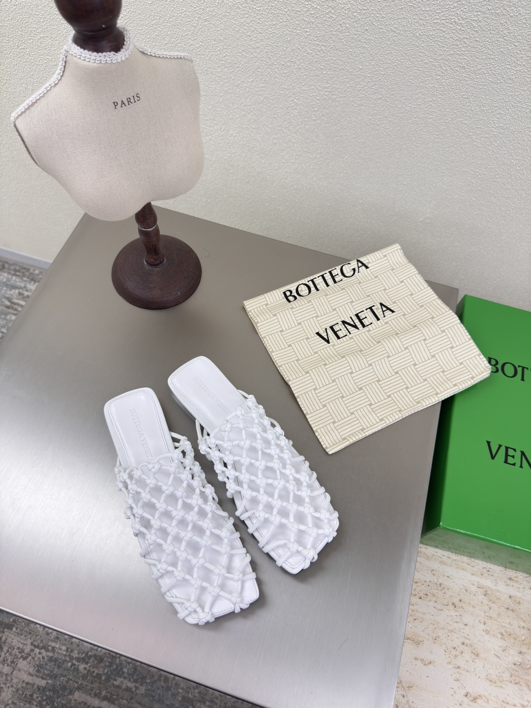 NO:408707,BV Riva Mule Women's Flat Sole Hand-woven Muller Slippers Series Flat Sole Pure Hand-woven It took 60 days to develop White This classic model is simply the latest BV ceiling. Colorful and versatile. Hand-made. High-end comfort. Fabrics are made of high-quality lambskin. Hand-made. Fitted sheepskin. Comfortable. High-end. Outsoles are made of Italian leather outsoles & injection rubber. Light dyeing. Benchmarked. Use original packaging. Shoe bags are made of glue-printing logo technology. The highest end of the market. Use hot melt glue toe. Heel is easy to rebound and does not deform. The upper line is made of Italian computer needle truck. Fine workmanship. Use original packaging. Treat customers sincerely. 35 36 37 38 39 40 41 42 (40 41 42 Customized), semi-torque, bottega  veneta, slippers, sheepskin, Leather soles19860909BV Riva Mule 女士平底 手工编织 穆勒拖鞋 系列 平底 纯手工编织 耗时60天开发  白色 这款经典款 简直bv最新天花板啦 彩色百搭   手工而成 高档舒适 面料选用优质小羊皮 手工而成  垫脚羊皮内里舒适高端 大底选用意大利真皮大底&注塑橡胶工艺 运用轻染工艺 对标对版 选用原版包装 鞋子布袋采用印胶logo工艺 市场最高端 采用热熔胶定型鞋头 后跟 易回弹不变形  鞋面车线选用意大利电脑针车 做工精细 选用原版包装 真心对待客人 35 36 37 38 39 40 41 42 （40 41 42 定制）,半拖,bottega veneta,slippers,sheepskin,Leather soles,Women's Shoes