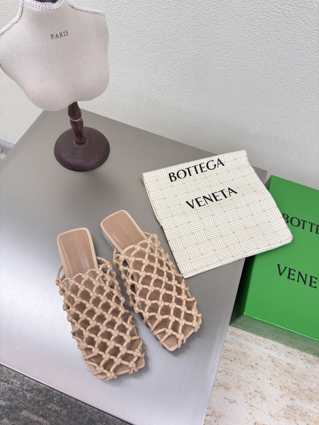 NO:408683,BV Riva Mule Women's Flat Sole Hand-woven Muller Slippers Series Flat Sole Pure Hand-woven It took 60 days to develop Apricot This classic model is simply the latest BV ceiling. Colorful and versatile. Hand-made. High-end comfort. The fabric is made of high-quality lambskin. Hand-made. The footbed sheepskin is comfortable and high-end. The outsole is made of Italian leather outsole & injection rubber technology. Light dyeing technology. Benchmarked. The original packaging. The shoe bag uses glue-printing logo technology. The highest end of the market. The toe is made of hot melt glue. The heel is easy to rebound and does not deform. The upper line is made of Italian computer needle truck. The workmanship is fine. The original packaging is treated with customers sincerely. 35 36 37 38 39 40 41 42 (40 41 42  Customized), semi-drag, bottega veneta, slippers, sheepskin, Leather soles19860909BV Riva Mule 女士平底 手工编织 穆勒拖鞋 系列 平底 纯手工编织 耗时60天开发 杏色 这款经典款 简直bv最新天花板啦 彩色百搭   手工而成 高档舒适 面料选用优质小羊皮 手工而成  垫脚羊皮内里舒适高端 大底选用意大利真皮大底&注塑橡胶工艺 运用轻染工艺 对标对版 选用原版包装 鞋子布袋采用印胶logo工艺 市场最高端 采用热熔胶定型鞋头 后跟 易回弹不变形  鞋面车线选用意大利电脑针车 做工精细 选用原版包装 真心对待客人 35 36 37 38 39 40 41 42 （40 41 42 定制）,半拖,bottega veneta,slippers,sheepskin,Leather soles,Women's Shoes