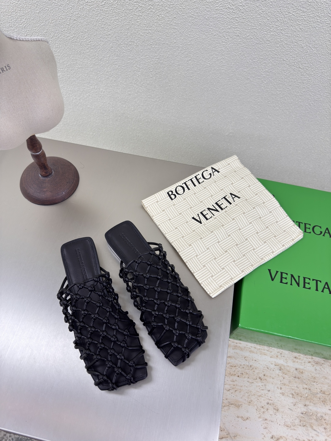 NO:408686,BV Riva Mule Women's Flat Sole Hand-woven Muller Slippers Series Flat Sole Pure Hand-woven It took 60 days to develop Black This classic model is simply the latest BV ceiling. Colorful and versatile. Hand-made. High-end comfort. Fabrics are made of high-quality lambskin. Hand-made. Fitted sheepskin inner comfortable and high-end. Outsoles are made of Italian leather outsoles & injection rubber craftsmanship. Light dyeing. Benchmarked. Use original packaging. Shoe bags are made of glue-printing logo technology. The highest end of the market. Use hot melt glue toe. Heel is easy to rebound and does not deform. The upper line is made of Italian computer needle truck. Fine workmanship. Use original packaging. Treat customers sincerely. 35 36 37 38 39 40 41 42 (40 41 42 Customized), semi-torque, bottega  veneta, slippers, sheepskin, Leather soles19860909BV Riva Mule 女士平底 手工编织 穆勒拖鞋 系列 平底 纯手工编织 耗时60天开发  黑色 这款经典款 简直bv最新天花板啦 彩色百搭   手工而成 高档舒适 面料选用优质小羊皮 手工而成  垫脚羊皮内里舒适高端 大底选用意大利真皮大底&注塑橡胶工艺 运用轻染工艺 对标对版 选用原版包装 鞋子布袋采用印胶logo工艺 市场最高端 采用热熔胶定型鞋头 后跟 易回弹不变形  鞋面车线选用意大利电脑针车 做工精细 选用原版包装 真心对待客人 35 36 37 38 39 40 41 42 （40 41 42 定制）,半拖,bottega veneta,slippers,sheepskin,Leather soles,Women's Shoes