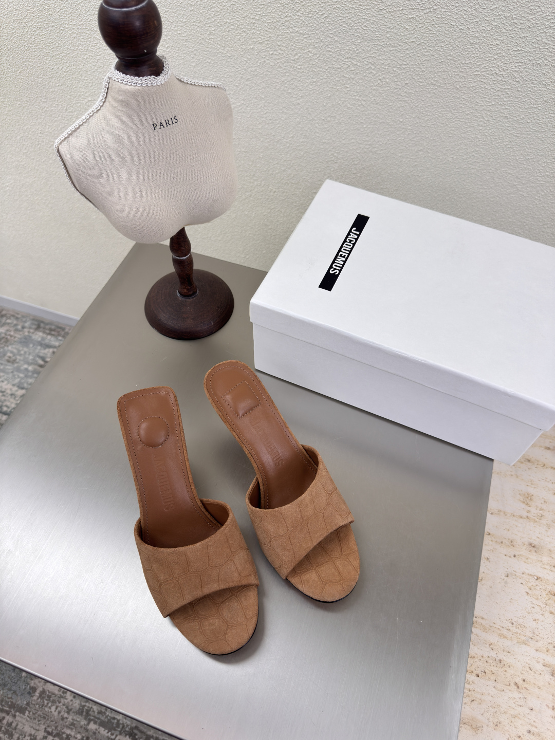 NO:408478,Jacquemus25ss Square heel high heel slippers Brown Crocodile pattern Suede cowhide Positive personality Strange style —————————————————————————————————————————— Fabric Suede crocodile pattern beef reverse velvet leather Inner lambskin Outsole Italian leather outsole Size 35 36 37 38 39 40 41 (40 41 customization), high heels, slippers, cowhide, sheepskin, Leather soles19860909Jacquemus25ss 方圆跟型 高跟拖鞋 棕色 鳄鱼纹 绒面牛皮 个性突出 鲜明格调  ————————————— 面料 绒面鳄鱼纹牛反绒皮 内里 小羊皮 大底 意大利真皮大底 码数 35 36 37 38 39 40 41（40 41定制）,高跟鞋拖鞋,high heels,slippers,cowhide,sheepskin,Leather soles,Women's Shoes