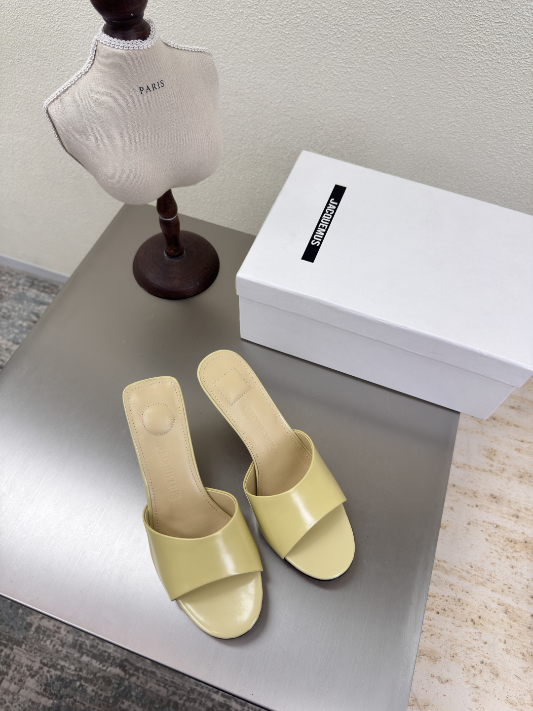 NO:408481,Jacquemus25ss Square heels High heel slippers Eggy yellow Open-edged cowhide Cowhide Positive personality High-style style ——————————————————————————————————————— Fabric Open-edged cowhide Cowhide Inner Lambskin Outsole Italian leather outsole Size 35 36 37 38 39 40 41 (40 41 customization), high heels, slippers, cowhide, sheepskin, Leather soles19860909Jacquemus25ss 方圆跟型 高跟拖鞋 蛋黄色 开边朱牛皮 个性突出 鲜明格调  ————————————— 面料 开边朱 牛皮 内里 小羊皮 大底 意大利真皮大底 码数 35 36 37 38 39 40 41（40 41定制）,高跟鞋拖鞋,high heels,slippers,cowhide,sheepskin,Leather soles,Women's Shoes