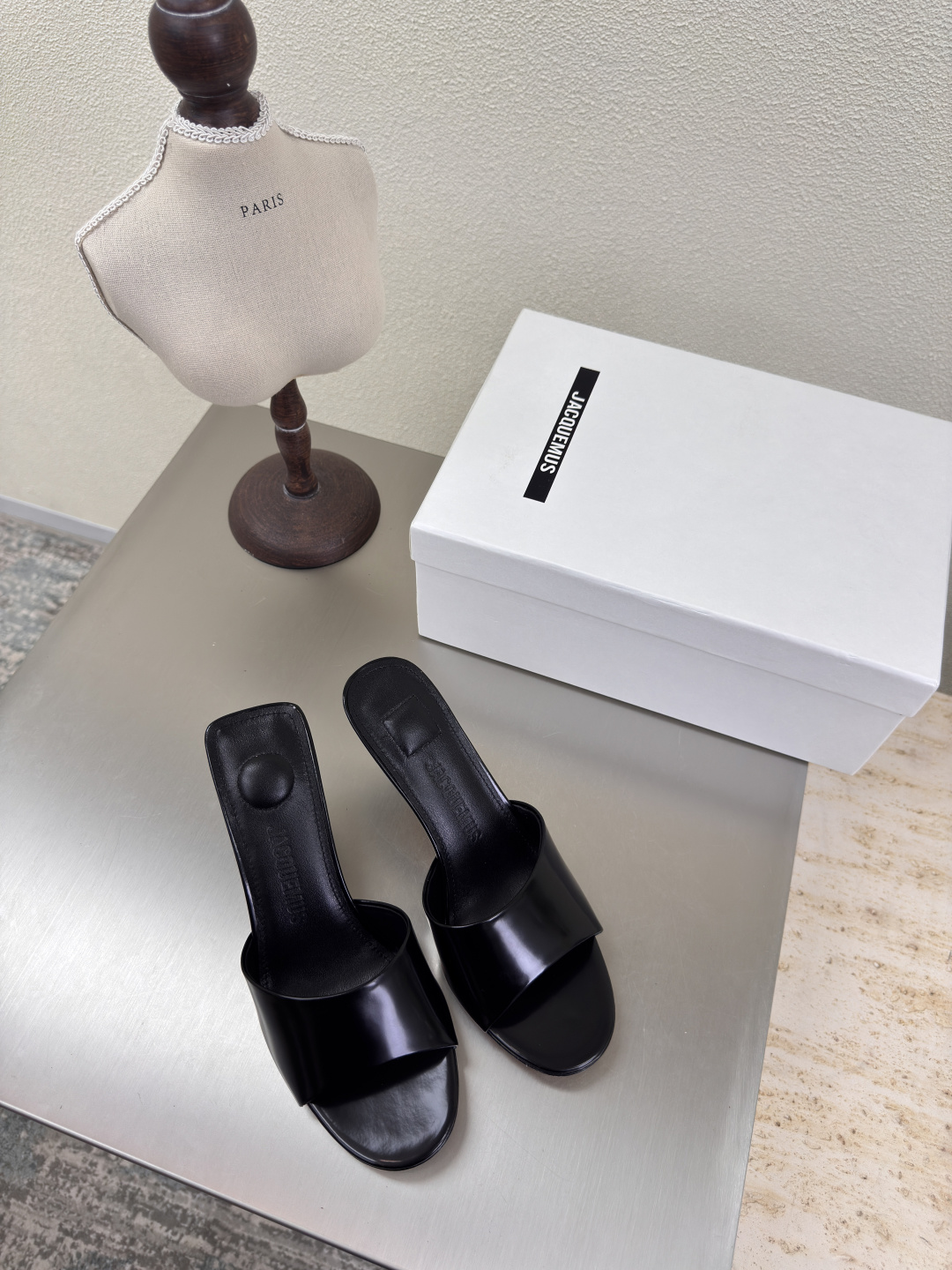 NO:408483,Jacquemus25ss Square heel type High heel slippers Black open-edged red cowhide Porn leather Strong personality Strong style —————————————————————————————————————— Fabric Red cowhide Porn leather Inner Lambskin Outsole Italian leather outsole Size 35 36 37 38 39 40 41 (40 41 customization), high heels, slippers, cowhide, sheepskin, Leather soles19860909Jacquemus25ss 方圆跟型 高跟拖鞋 黑色开边朱牛皮 个性突出 鲜明格调  ————————————— 面料 开边朱牛皮 内里 小羊皮 大底 意大利真皮大底 码数 35 36 37 38 39 40 41（40 41定制）,高跟鞋拖鞋,high heels,slippers,cowhide,sheepskin,Leather soles,Women's Shoes