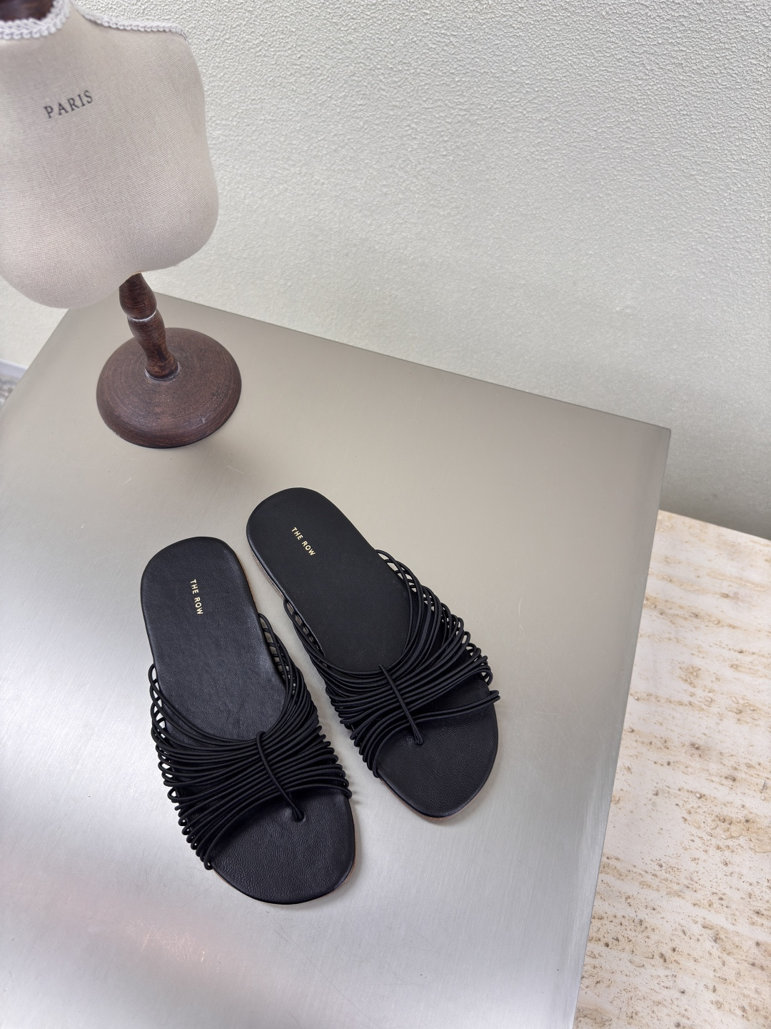 NO:408469,Leather outsole Flat sole Knot rope slippers The Row Classic Handmade High-version Black Lambskin wrapped midsole Original Craftsmanship Same model Celebrity Full of fashion Feeling comfortable in the inner foot Outsole Italian leather outsole Craftsmanship Multi-color optional Matching No pressure Size 35 36 37 38 39 40 41 (40 41 Customized) With original packaging, slippers, slippers, sheepskin, Leather soles19860909真皮大底 平底 结绳拖鞋  The Row 经典 手工制作 高版本入 黑色 小羊皮包裹中底皮  原生态 工艺 对版 明星同款 时尚感满满   内里脚感舒适 大底 意大利真皮大底 工艺  多色可选 搭配无压力  码数35 36 37 38 39 40 41（40 41 定制）  配原版包装,拖鞋,slippers,sheepskin,Leather soles,Women's Shoes